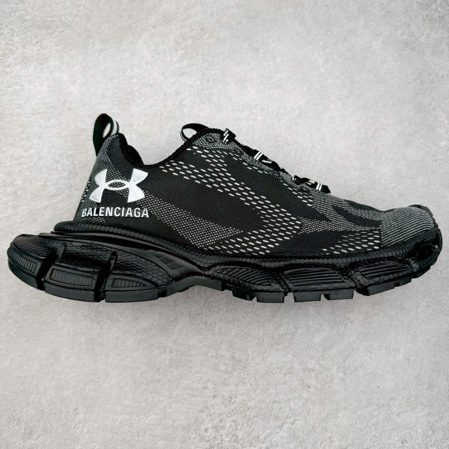 ＃VG零售版 BALENCIAGA 3XL Sneakers 巴黎世家十代网布系带低帮走秀复古老爹鞋 全套原纸板楦头开发 最原汁原味的灵魂版型 全鞋荧光划线卡点 胶水把控整洁度追求极致完美 每一双都是工艺品 多重QC质检 超越公司货的品控标准 实实在在的免检产品 原盒原配 正确字体电绣 粗细、位置、大小正确 侧边TPU 透气孔匹配意产原版 正确分离大底 TPU软底 原版一致大底LOGO 立体感十足 原厂皮料水洗做旧 采购原厂网纱 不含皮革 网布材料和聚氨酯 磨损效果 鞋头边缘和后帮 Balenciaga 徽标 鞋面和后跟凸印尺码 鞋舌 3XL 橡胶品牌标识和反光细节 鞋帮拉袢和鞋舌拉祥 配反光细节 备用鞋带在鞋履前侧 可在穿着前取下 便于不同造型搭配 正常尺码 尺码：35 36 37 38 39 40 41 42 43 44 45 46-选品中心