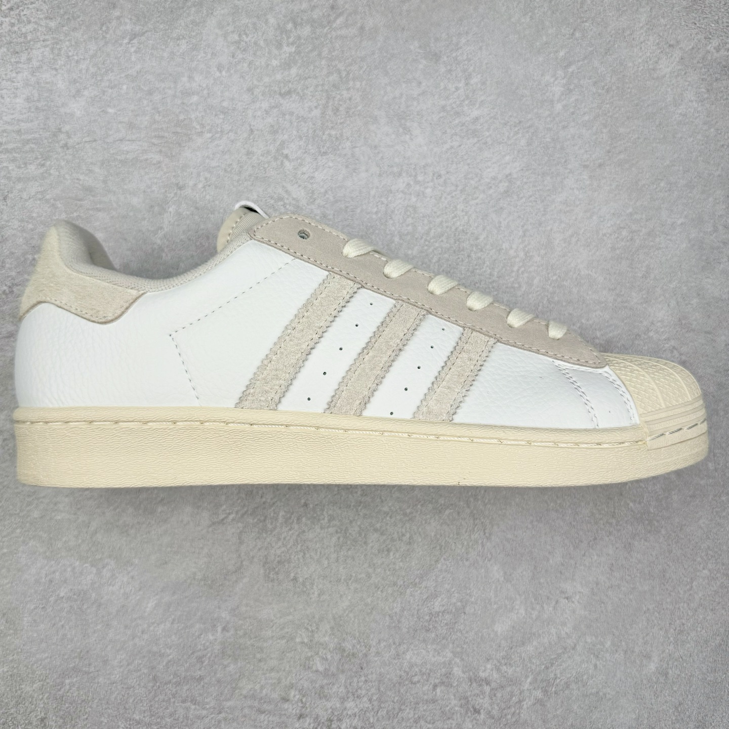 图片[8]-＃S1 AD Originals Superstar 经典复古贝壳头板鞋 诞生于1969年 是第一双将全皮面鞋 身与橡胶鞋头结合在一起的低帮篮球鞋 Superstar最开始 是作为高帮篮球鞋Pro Model的低帮版本而出现的 但因为其独特和醒目的橡胶鞋头造型而让大家熟知 被大家形象地称为\\\”shelltoe\\\”贝壳头 在70年代的美国职业篮球场上 接近3/4的NBA球员都将这双Superstar作为场上用鞋 80年代之后 经过不断的改良和发展 Superstar逐渐成为横跨时装、音乐、街头文化、休闲和运动等各大领域的时尚潮鞋 尺码：36 36.5 37 38 38.5 39 40 40.5 41 42 42.5 43 44 44.5 45-选品中心