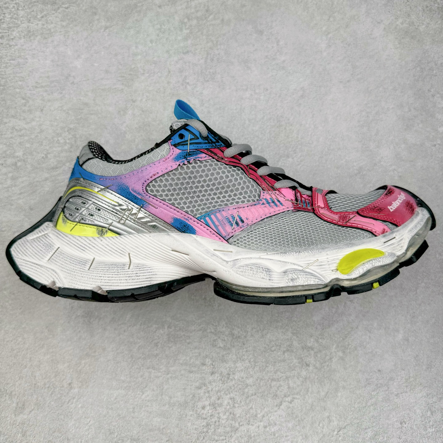 ＃VG BALENCIAGA Stapler Sneakers 巴黎世家订书机鞋网布系带低帮走秀复古老爹鞋 圈内最强巴黎 尺码大小一比一还原Zp 区别其他工厂缩小两个号码 全套原纸板楦头开发 最原汁原味的灵魂版型 全鞋荧光划线卡点 胶水把控整洁度追求极致完美 每一双都是工艺品 多重QC质检 超越公司货的品控标准 实实在在的免检产品 原盒原配 正确字体电绣 粗细、位置、大小正确 侧边TPU 透气孔匹配意产原版 正确分离大底 TPU软底 原版一致大底LOGO 立体感十足 原厂皮料水洗做旧 采购原厂网纱 不含皮革 网布材料和聚氨酯 磨损效果 展现品牌对于新潮事物的热情 这款鞋子拥有巨大尺寸和醒目设计 符合当下”老爹鞋”的趋势 鞋子采用银灰配色 营造出低调而不失华丽的效果 10XL的尺码使它成为市场中最显眼的存在 适合追求个性化的人群 Balenciaga始终站在时尚前沿 此次发布的产品再次体现了他们的创新能力 偏大两码 尺码：35 36 37 38 39 40 41 42 43 44 45 46-选品中心