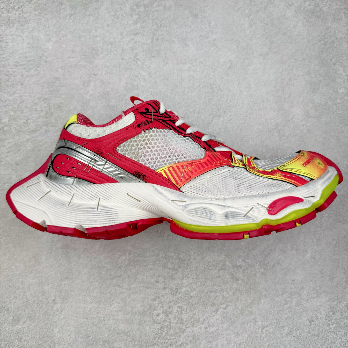 ＃VG BALENCIAGA Stapler Sneakers 巴黎世家订书机鞋网布系带低帮走秀复古老爹鞋 圈内最强巴黎 尺码大小一比一还原Zp 区别其他工厂缩小两个号码 全套原纸板楦头开发 最原汁原味的灵魂版型 全鞋荧光划线卡点 胶水把控整洁度追求极致完美 每一双都是工艺品 多重QC质检 超越公司货的品控标准 实实在在的免检产品 原盒原配 正确字体电绣 粗细、位置、大小正确 侧边TPU 透气孔匹配意产原版 正确分离大底 TPU软底 原版一致大底LOGO 立体感十足 原厂皮料水洗做旧 采购原厂网纱 不含皮革 网布材料和聚氨酯 磨损效果 展现品牌对于新潮事物的热情 这款鞋子拥有巨大尺寸和醒目设计 符合当下”老爹鞋”的趋势 鞋子采用银灰配色 营造出低调而不失华丽的效果 10XL的尺码使它成为市场中最显眼的存在 适合追求个性化的人群 Balenciaga始终站在时尚前沿 此次发布的产品再次体现了他们的创新能力 偏大两码 尺码：35 36 37 38 39 40 41 42 43 44 45 46-选品中心