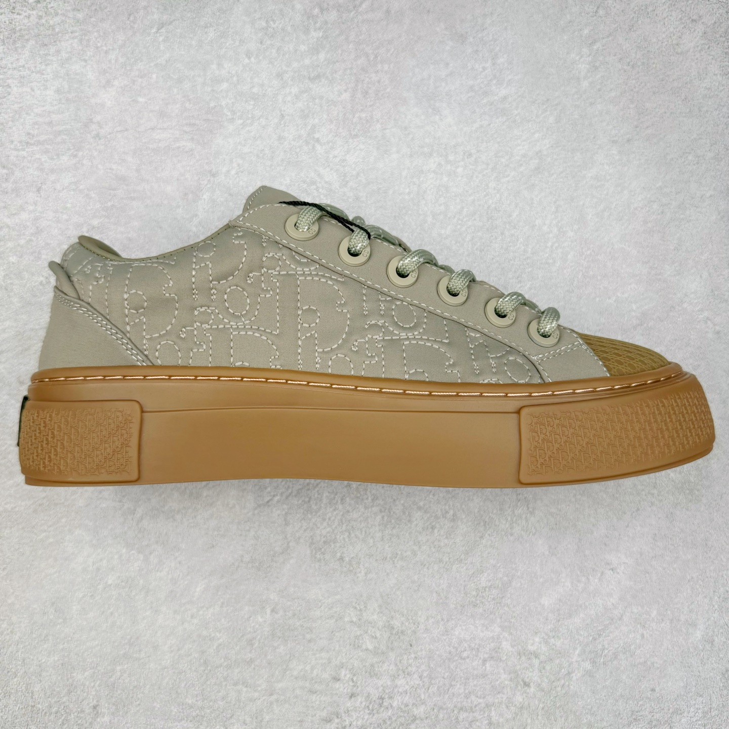 ＃纯原 Dior B33 迪奥印花系带时尚运动板鞋网球鞋 全套原厂新版原纸板楦头开发 原厂特供皮料加持 原档数据大底 高频字母排版细节 还原 Zp 高端零售特供批次 2023秋季新品 彰显非凡的精湛工艺 重新诠释经典的网球鞋 时尚的廓形突显厚实感 采用全新的拉绒马海毛针织面料 突显柔软触感与富有层次感的流行色彩 搭配棕色绒面革镶片提升格调 别具一格的加垫鞋舌点缀以压花效果Dior标志 后侧点缀以Dior 30Avenue Montaigne标志 可为各式休闲造型增添时尚气质 尺码：40 41 42 43 44 45 46-选品中心