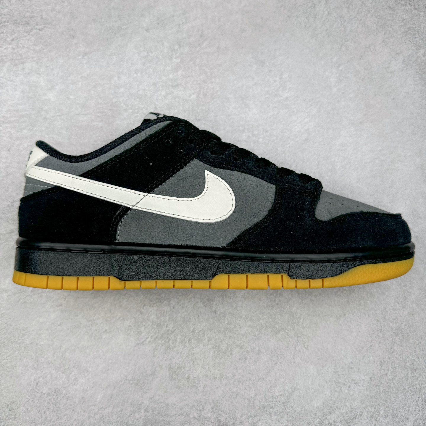＃F版 NK Dunk Low 黑灰 HQ1931-001 性价比王者 极限压缩利润空间 超乎所想的高性价比 用料绝不含糊 原盒原配 正确耐磨橡胶大底 超高清洁度 全鞋零毛边皮料切割 全套原楦原模倾力打造完美版型 尺码：36 36.5 37.5 38 38.5 39 40 40.5 41 42 42.5 43 44 44.5 45 46 47.5-选品中心