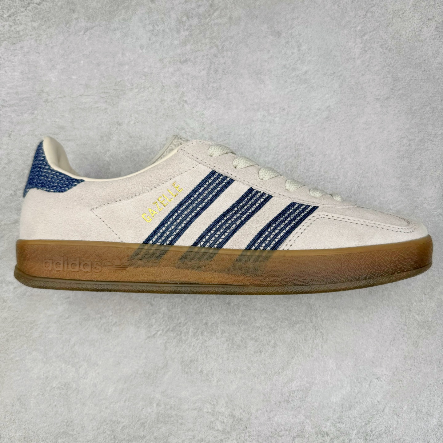 AD Gazelle Indoor Trainers 羚羊内训系列低帮复古百搭休闲运动德训风板鞋 JR3381 90年代经典的复刻版！自60年代以足球训练鞋面世以来,Gazelle就以其经典设计席卷全球。1991年版本的复刻,再造经典Gazelle。采用皮革打造,搭配浊色细节,让这款经典更加简约。尺码：36 36⅔ 37⅓ 38 38⅔ 39⅓ 40 40⅔ 41⅓ 42 42⅔ 43⅓ 44 45-选品中心