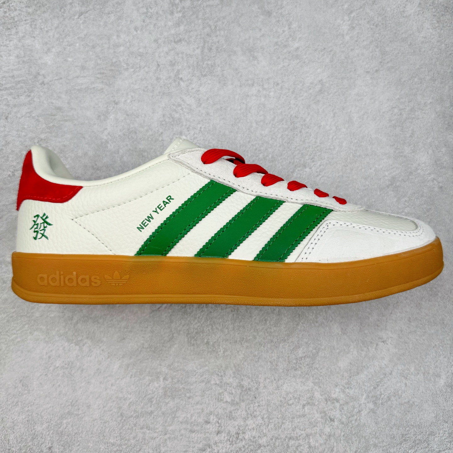 AD Gazelle Indoor Trainers 羚羊内训系列低帮复古百搭休闲运动德训风板鞋 CH6336 90年代经典的复刻版！自60年代以足球训练鞋面世以来,Gazelle就以其经典设计席卷全球。1991年版本的复刻,再造经典Gazelle。采用皮革打造,搭配浊色细节,让这款经典更加简约。尺码：36 36⅔ 37⅓ 38 38⅔ 39⅓ 40 40⅔ 41⅓ 42 42⅔ 43⅓ 44 44⅔ 45-选品中心
