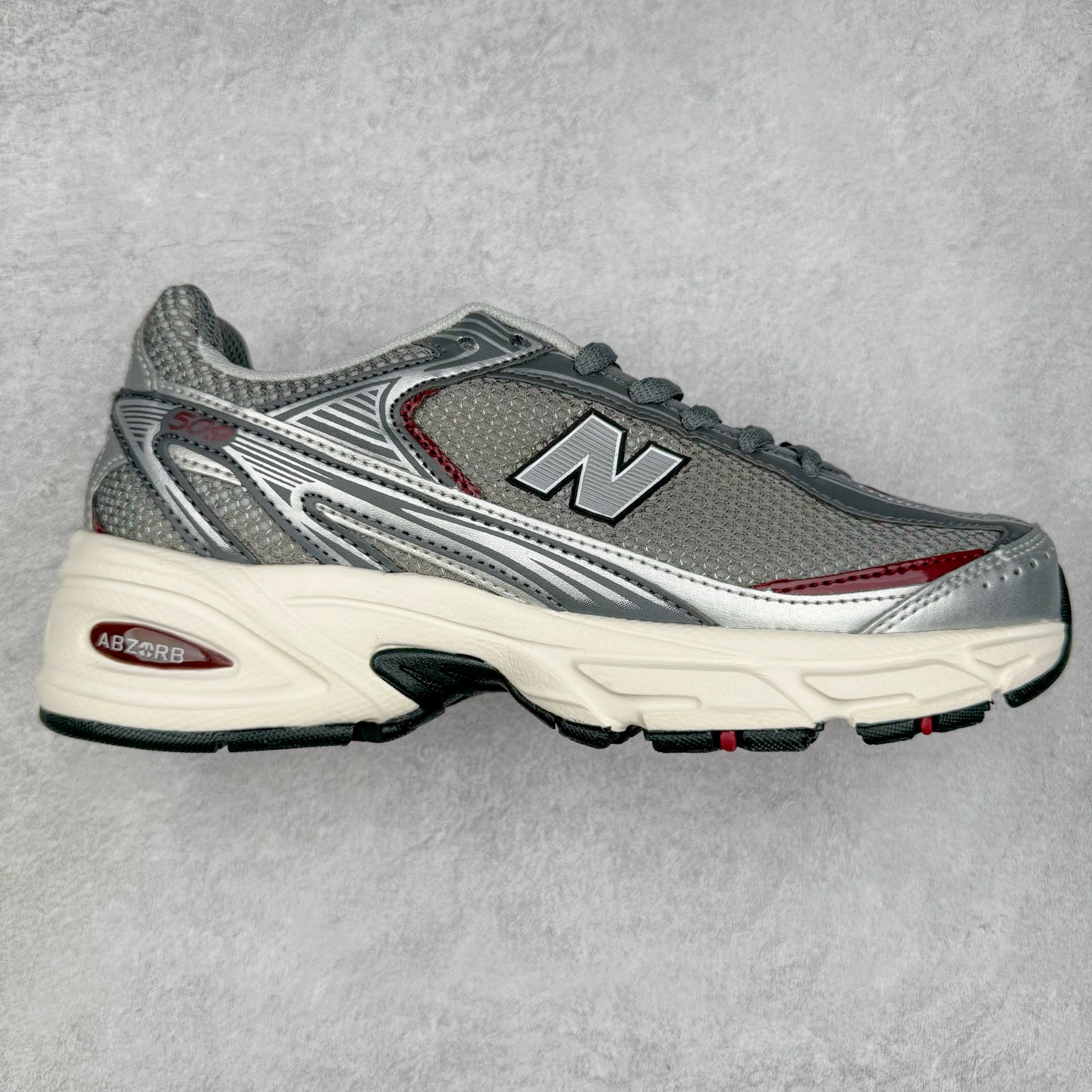 New Balance 推出了全新鞋款。这次复刻的 U509 是基于他们经典档案中的 NB509 跑鞋，赋予其全新的现代设计。虽然保留了原有的轮廓，但也根据当下潮流做了升级调整。相比之前的 509，新款 U509 的轮廓变得更加利落，侧面的皮革细节也增强了运动感。此外，鞋面采用了更大孔的网眼材质，让整体设计看起来更加潮流、时尚。实拍调校N版已经零色差零失真 百分百还原实物色彩所见即所得 不存在货不对板色差等低级问题 选购参考实物拍摄 不混卖不参货 只用心做好货严格选品 承诺混一赔十 尺码：36 36.5 37.5 38 38.5 39 40 40.5 41 42 42.5 43 44 44.5 45-选品中心