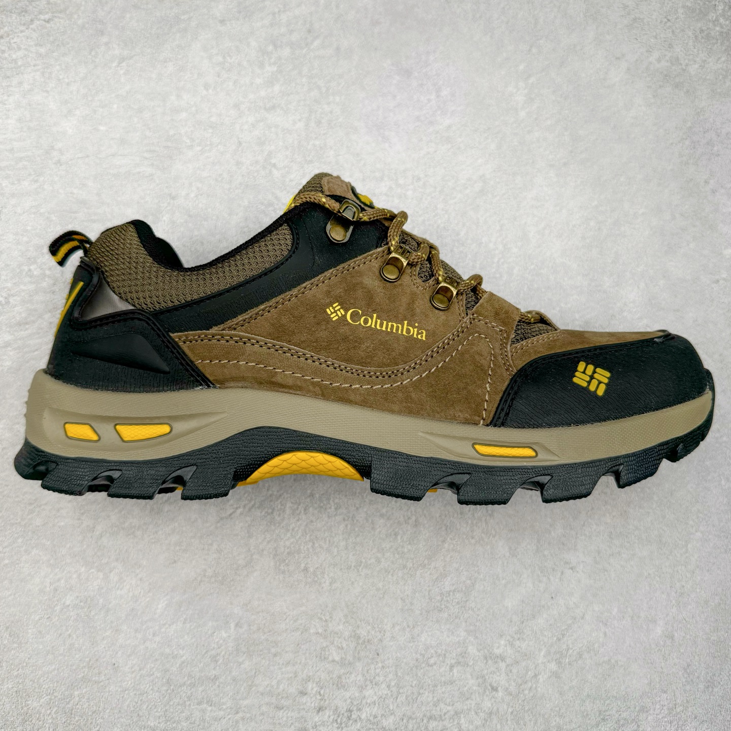 Columbia 哥伦比亚户外登山鞋休闲鞋户外越野徒步鞋广东大厂品质 面料采用进口磨砂牛皮 鞋底采用Vibram黄金大底 专门为鞋底设计的橡胶以出色的耐磨性，良好的防滑性，均匀的质地获得了众多品牌的认可Columbia成立于1938年，源自美国俄勒 州波特兰市，是有着80年悠久历史的国际户外品牌。作为户外科技的先驱者，哥伦比亚倡导 “Tested Tough要玩就玩真的”品牌精神。实地测试文化作为其品牌基因，致力透过产品传递品牌精髓.Columbia执着于让消费者在户外得到专业的真实保护，可以更长时间地享受户外乐趣 尺码：39-44-选品中心