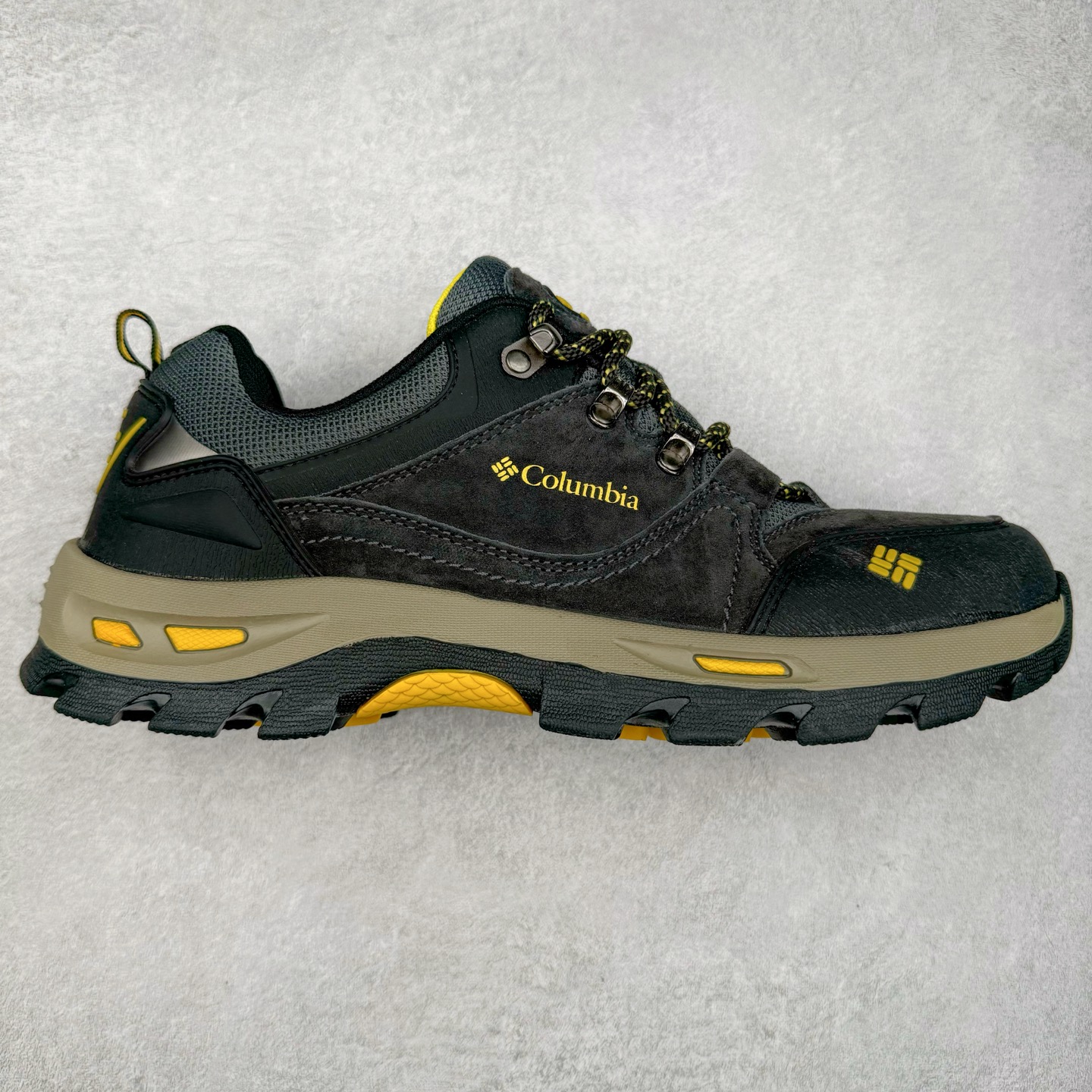 Columbia 哥伦比亚户外登山鞋休闲鞋户外越野徒步鞋广东大厂品质 面料采用进口磨砂牛皮 鞋底采用Vibram黄金大底 专门为鞋底设计的橡胶以出色的耐磨性，良好的防滑性，均匀的质地获得了众多品牌的认可Columbia成立于1938年，源自美国俄勒 州波特兰市，是有着80年悠久历史的国际户外品牌。作为户外科技的先驱者，哥伦比亚倡导 “Tested Tough要玩就玩真的”品牌精神。实地测试文化作为其品牌基因，致力透过产品传递品牌精髓.Columbia执着于让消费者在户外得到专业的真实保护，可以更长时间地享受户外乐趣 尺码：39-44-选品中心