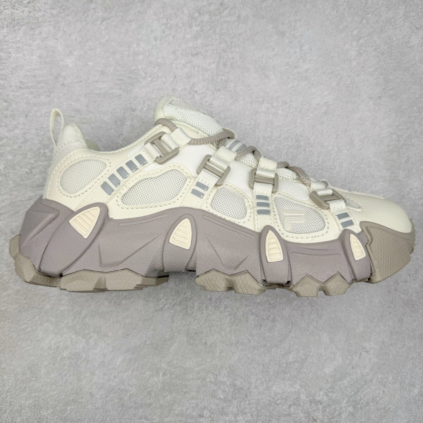 FILA FUSION EXOCET 斐乐山脉复古系列舒适百搭耐磨包裹性吸汗透气低帮跑步鞋 FUSION 系列传承了 FILA 的百年基因，融入年轻运动及潮流文化，成为引领变革、创新突破的一代。以“1+N” 的跨界合作模式重现经典的同时创造经典。带来最出其不意的跨界合作惊喜。同时，FILAFUSION把FILA 的 DNA 融入到定制体验里，你可以随心制造厲于你的产品。FILA FUSION 的鞋家族涵盖了老爹鞋、跑步鞋、网球鞋、季节款。风格复古新潮，满足了时尚人士出行及各类运动的搭配需求，成为当下年轻人筷拥的鞋类品牌之一。FILA FUSION 走进年轻人的世界，通过年轻人运动，街舞，滑板，篮球，展现 FILA FUSION 的潮流态度和年轻文化。FILA FUSION 认为末来属于引领变革、创新突破的年轻一代，让我们一起构成 FILA 未来的蓝图吧！尺码：35.5 36 36.5 37.5 38 38.5 39 40-选品中心