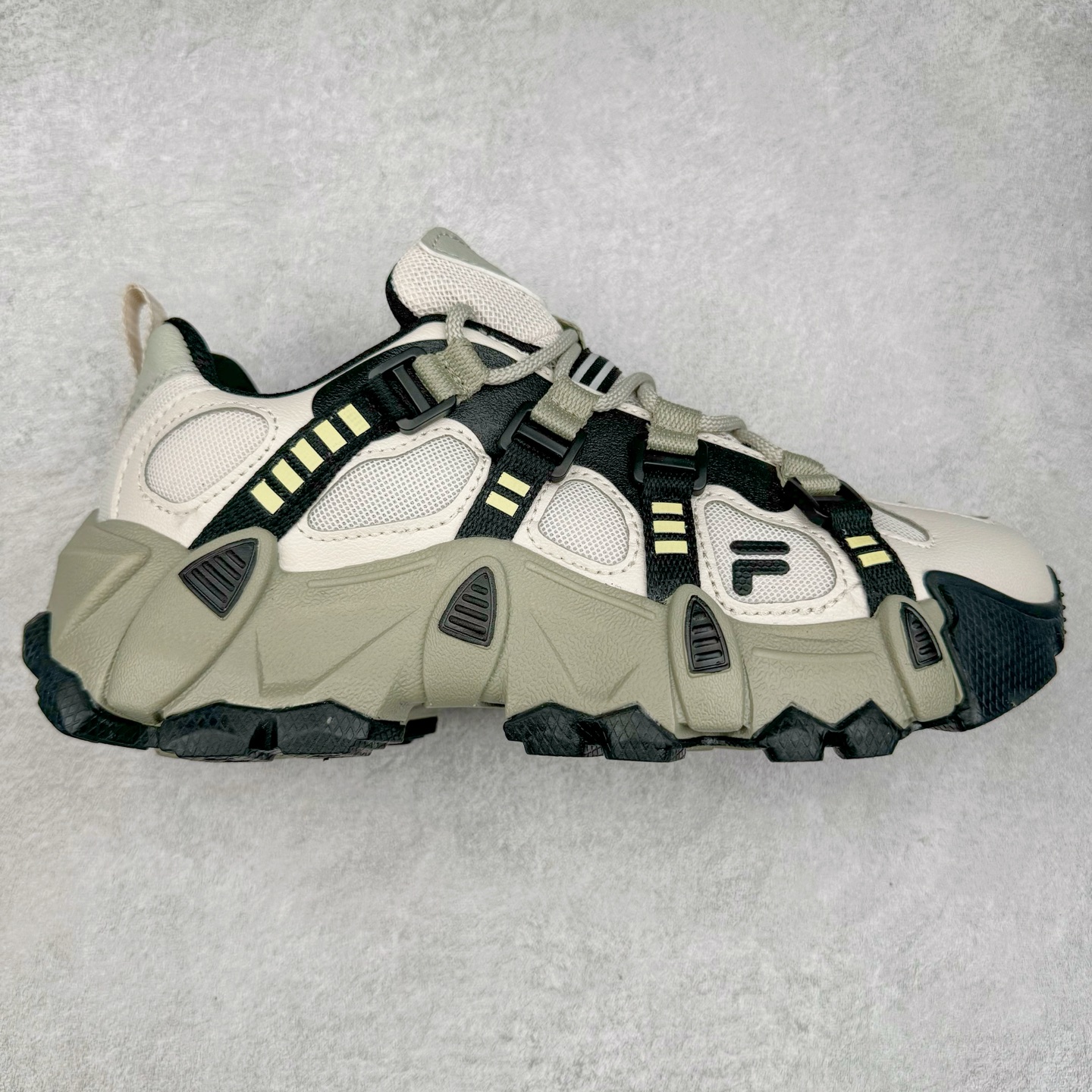 FILA FUSION EXOCET 斐乐山脉复古系列舒适百搭耐磨包裹性吸汗透气低帮跑步鞋 FUSION 系列传承了 FILA 的百年基因，融入年轻运动及潮流文化，成为引领变革、创新突破的一代。以“1+N” 的跨界合作模式重现经典的同时创造经典。带来最出其不意的跨界合作惊喜。同时，FILAFUSION把FILA 的 DNA 融入到定制体验里，你可以随心制造厲于你的产品。FILA FUSION 的鞋家族涵盖了老爹鞋、跑步鞋、网球鞋、季节款。风格复古新潮，满足了时尚人士出行及各类运动的搭配需求，成为当下年轻人筷拥的鞋类品牌之一。FILA FUSION 走进年轻人的世界，通过年轻人运动，街舞，滑板，篮球，展现 FILA FUSION 的潮流态度和年轻文化。FILA FUSION 认为末来属于引领变革、创新突破的年轻一代，让我们一起构成 FILA 未来的蓝图吧！尺码：35.5 36 36.5 37.5 38 38.5 39 40-选品中心