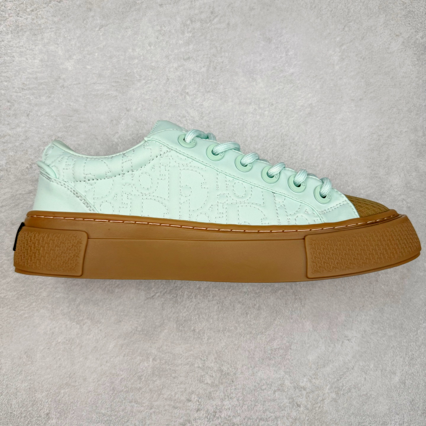 ＃纯原 Dior B33 迪奥印花系带时尚运动板鞋网球鞋 全套原厂新版原纸板楦头开发 原厂特供皮料加持 原档数据大底 高频字母排版细节 还原 Zp 高端零售特供批次 2023秋季新品 彰显非凡的精湛工艺 重新诠释经典的网球鞋 时尚的廓形突显厚实感 采用全新的拉绒马海毛针织面料 突显柔软触感与富有层次感的流行色彩 搭配棕色绒面革镶片提升格调 别具一格的加垫鞋舌点缀以压花效果Dior标志 后侧点缀以Dior 30Avenue Montaigne标志 可为各式休闲造型增添时尚气质 尺码：40 41 42 43 44 45 46-选品中心