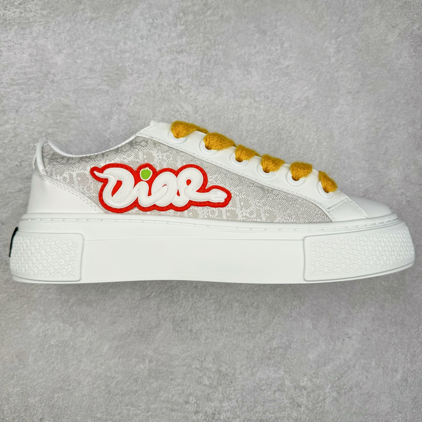 ＃纯原 Dior B33 迪奥印花系带时尚运动板鞋网球鞋 全套原厂新版原纸板楦头开发 原厂特供皮料加持 原档数据大底 高频字母排版细节 还原 Zp 高端零售特供批次 2023秋季新品 彰显非凡的精湛工艺 重新诠释经典的网球鞋 时尚的廓形突显厚实感 采用全新的拉绒马海毛针织面料 突显柔软触感与富有层次感的流行色彩 搭配棕色绒面革镶片提升格调 别具一格的加垫鞋舌点缀以压花效果Dior标志 后侧点缀以Dior 30Avenue Montaigne标志 可为各式休闲造型增添时尚气质 尺码：40 41 42 43 44 45 46-选品中心