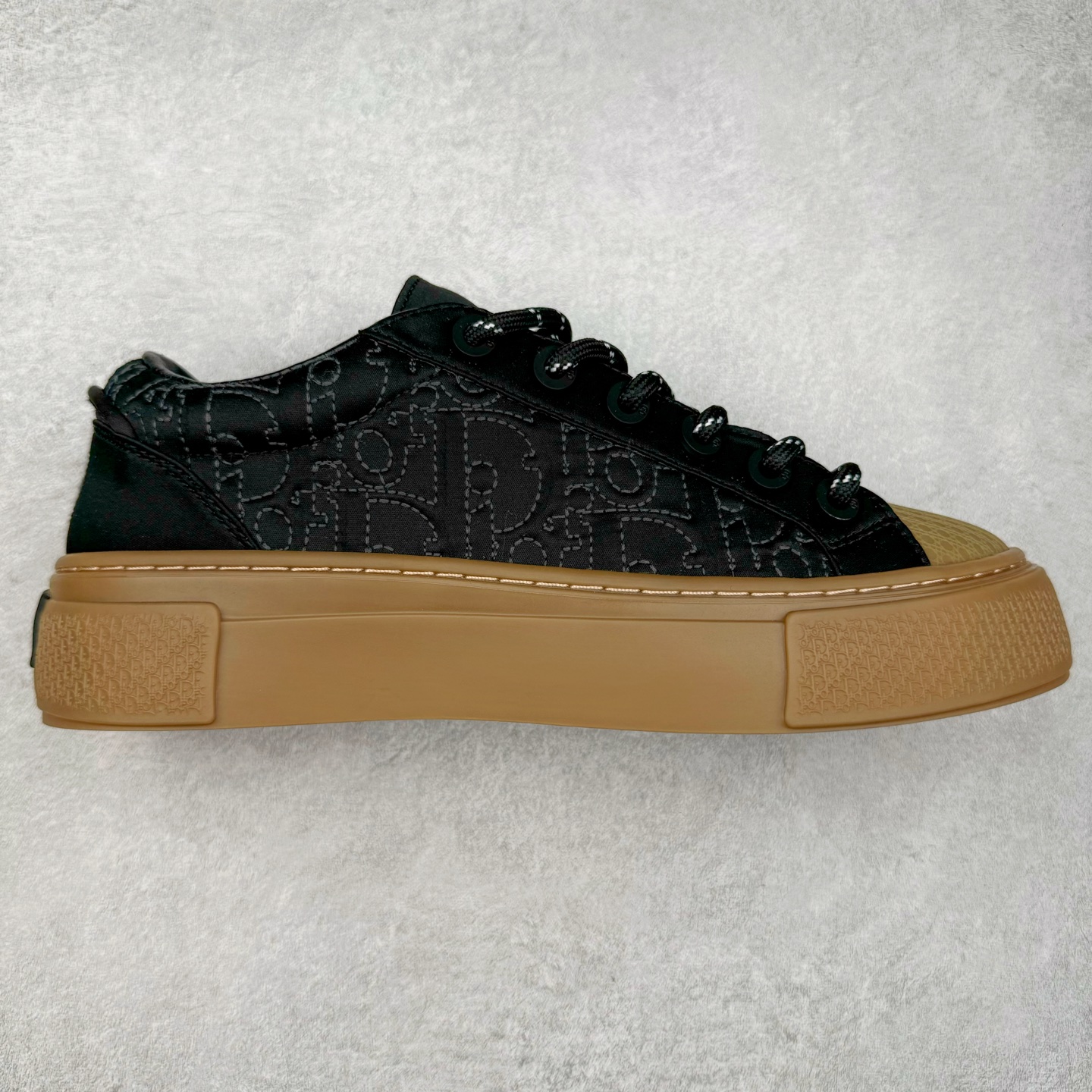 ＃纯原 Dior B33 迪奥印花系带时尚运动板鞋网球鞋 全套原厂新版原纸板楦头开发 原厂特供皮料加持 原档数据大底 高频字母排版细节 还原 Zp 高端零售特供批次 2023秋季新品 彰显非凡的精湛工艺 重新诠释经典的网球鞋 时尚的廓形突显厚实感 采用全新的拉绒马海毛针织面料 突显柔软触感与富有层次感的流行色彩 搭配棕色绒面革镶片提升格调 别具一格的加垫鞋舌点缀以压花效果Dior标志 后侧点缀以Dior 30Avenue Montaigne标志 可为各式休闲造型增添时尚气质 尺码：40 41 42 43 44 45 46-选品中心