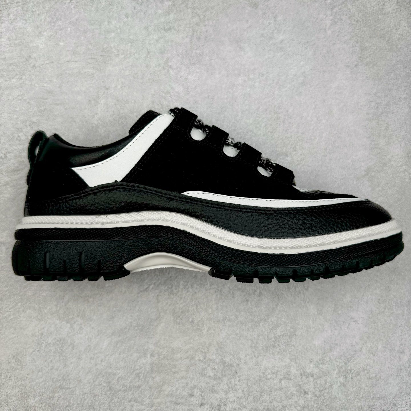 Chanel香奈儿 2025C 最新米兰走秀爆款 厚底老爹运动鞋 原版开发1-1复刻 官方同步 25款官方最新包装 花纹礼盒包装 小香早春度假新款 双C方圆头系带休闲鞋 潮鞋 此款绝对是小香这一季最火的存在 专柜根本就买不到系列 恨不得焊在脚上系列 好穿又个性 跟以往风格不同 没有大大的Logo 低调且高级感满满 轻英伦风的方头➕菱格的柔和 完美的融合在一起 有一种1️⃣➕1️⃣大于3的感觉 经典的撞色搭配 出彩且不突兀 搭配 短裙 短裤 牛仔 潮服 时尚感瞬间提升好几个档次 【采用牛皮拼接牛反绒 内里透气网面 原版开模𝐓𝐏𝐔大底 增高𝟒𝐂𝐌】 货号： G397922631 Sizc： 35 36 37 38 39 40-选品中心