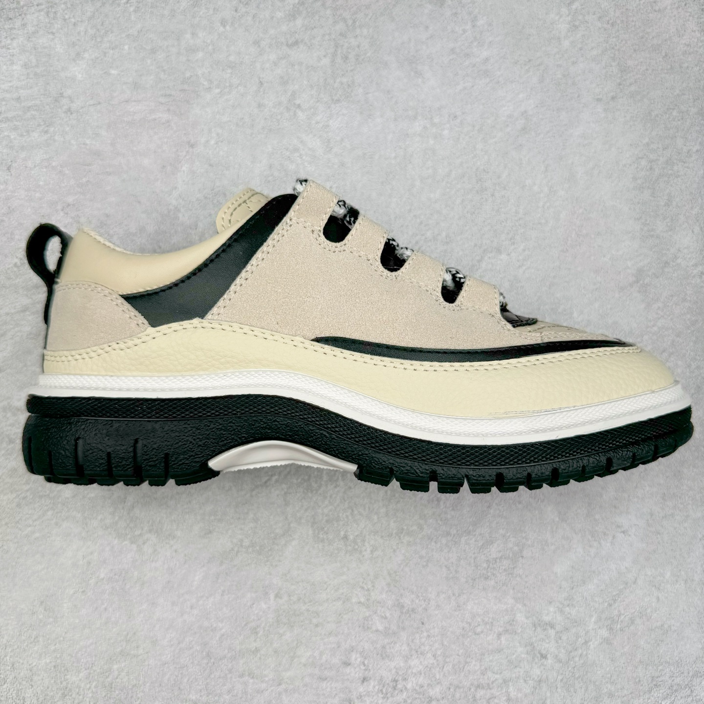 Chanel香奈儿 2025C 最新米兰走秀爆款 厚底老爹运动鞋 原版开发1-1复刻 官方同步 25款官方最新包装 花纹礼盒包装 小香早春度假新款 双C方圆头系带休闲鞋 潮鞋 此款绝对是小香这一季最火的存在 专柜根本就买不到系列 恨不得焊在脚上系列 好穿又个性 跟以往风格不同 没有大大的Logo 低调且高级感满满 轻英伦风的方头➕菱格的柔和 完美的融合在一起 有一种1️⃣➕1️⃣大于3的感觉 经典的撞色搭配 出彩且不突兀 搭配 短裙 短裤 牛仔 潮服 时尚感瞬间提升好几个档次 【采用牛皮拼接牛反绒 内里透气网面 原版开模𝐓𝐏𝐔大底 增高𝟒𝐂𝐌】 货号： G397922631 Sizc： 35 36 37 38 39 40-选品中心