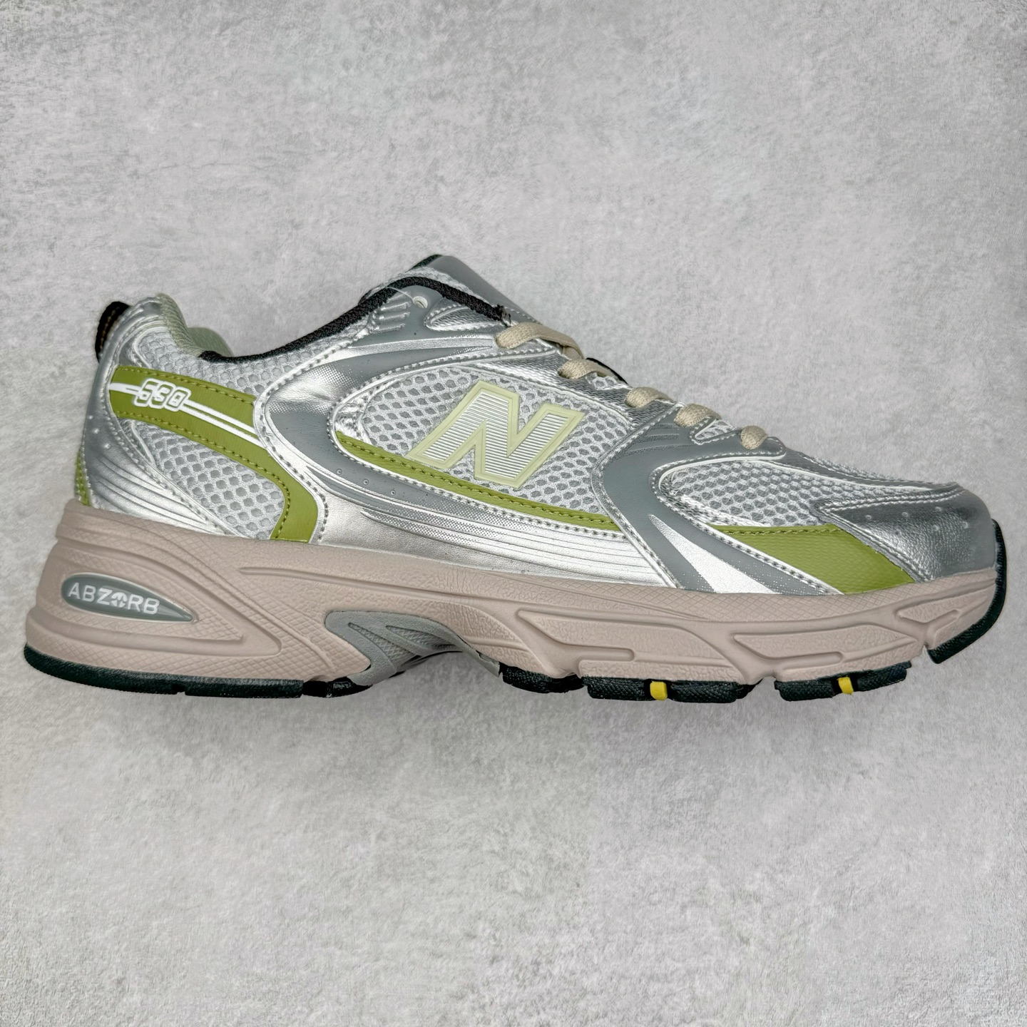 图片[10]-New Balance NB530 新百伦复古透气跑步鞋 抛弃过往以皮革为主的人气轮廓 以极具复古风范的跑鞋外观呈现 设计上全鞋以简约清爽的纯白色作基底 鞋身覆盖大面积织物网眼材质 并于鞋头、鞋带孔眼片等细节处点缀对比鲜明的反光银镀层凸显 鞋舌、侧身等位置则辅以一贯的「N」字标志和品牌徽标彰显身份 最后通过搭载的 ABZORB 缓震中底完善整体造型 尺码：36 37 37.5 38 38.5 39 40 40.5 41 42 42.5 43 44 45-选品中心