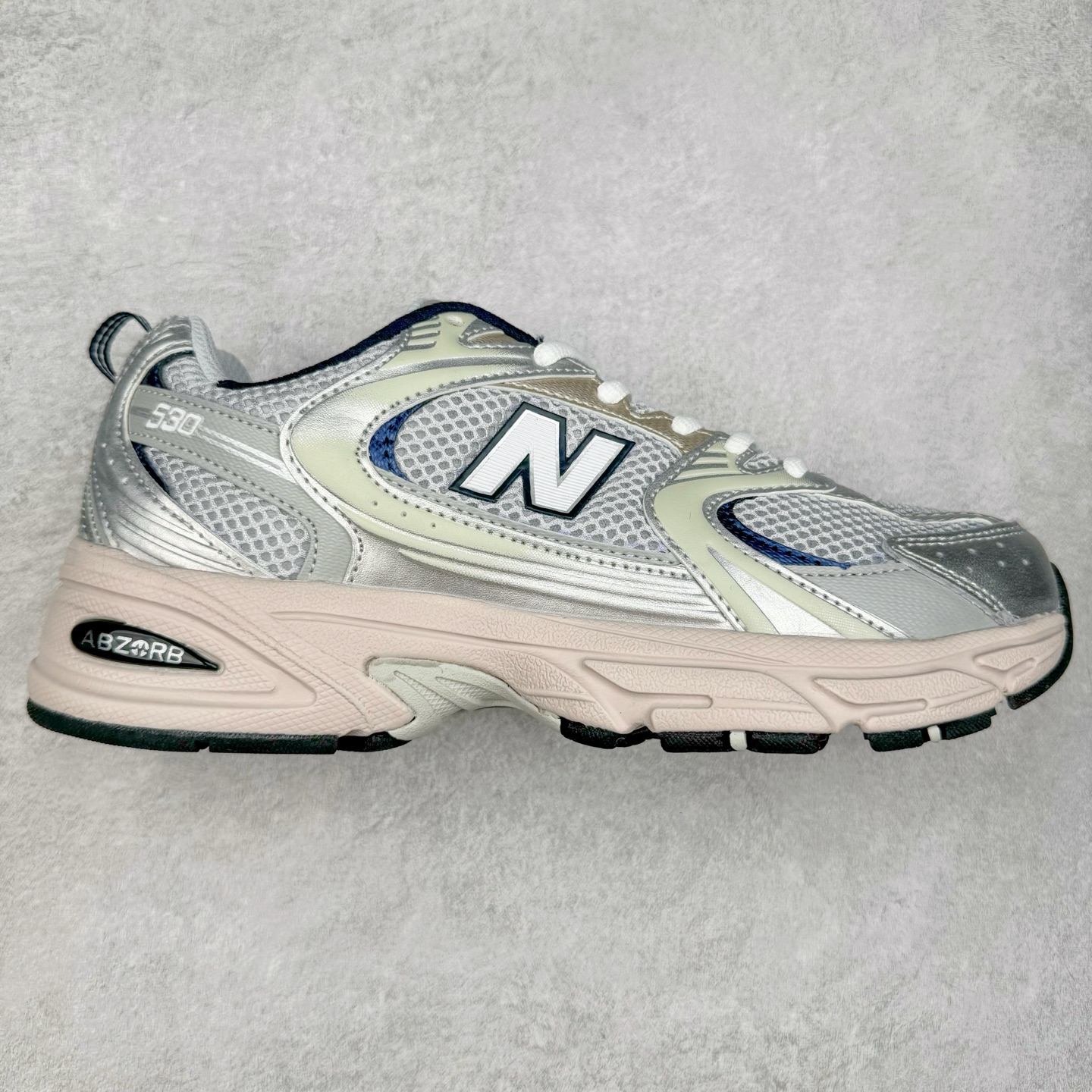 图片[7]-New Balance NB530 新百伦复古透气跑步鞋 抛弃过往以皮革为主的人气轮廓 以极具复古风范的跑鞋外观呈现 设计上全鞋以简约清爽的纯白色作基底 鞋身覆盖大面积织物网眼材质 并于鞋头、鞋带孔眼片等细节处点缀对比鲜明的反光银镀层凸显 鞋舌、侧身等位置则辅以一贯的「N」字标志和品牌徽标彰显身份 最后通过搭载的 ABZORB 缓震中底完善整体造型 尺码：36 37 37.5 38 38.5 39 40 40.5 41 42 42.5 43 44 45-选品中心
