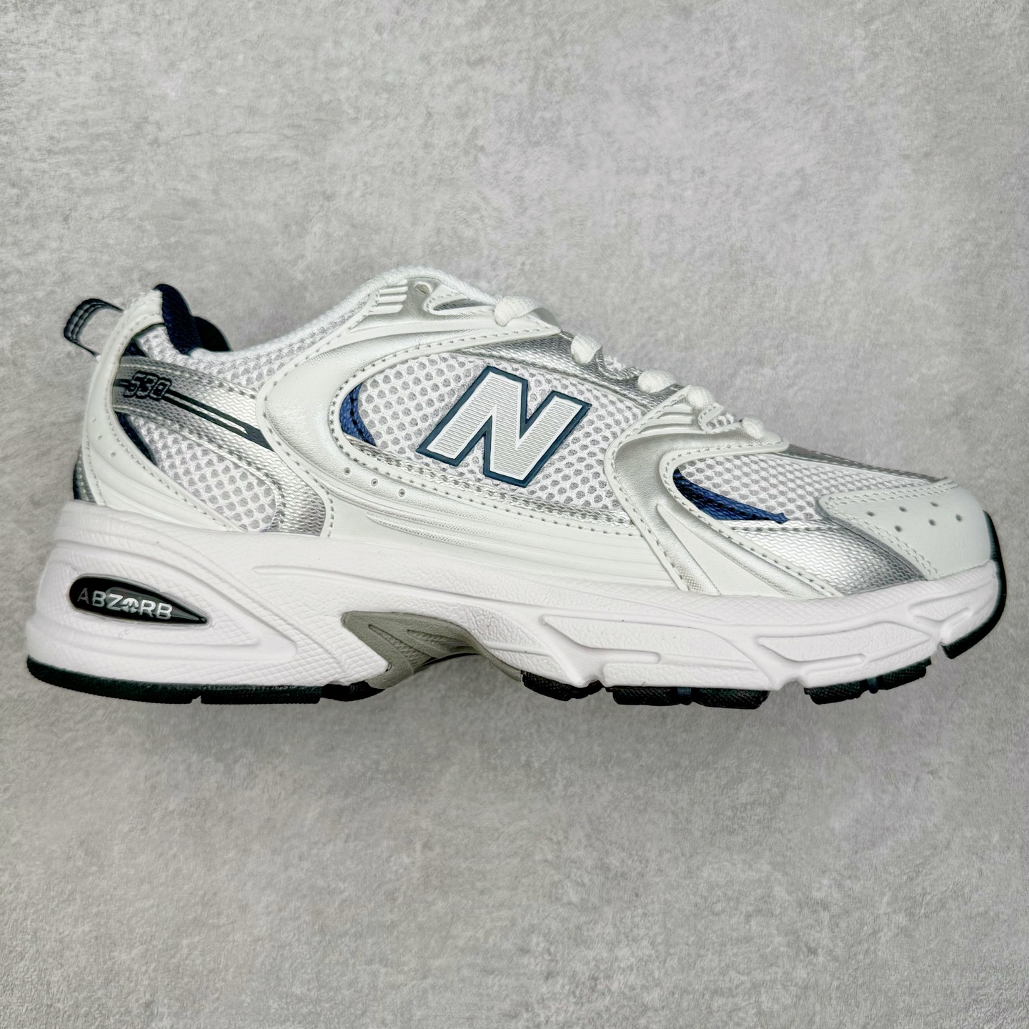 图片[11]-New Balance NB530 新百伦复古透气跑步鞋 抛弃过往以皮革为主的人气轮廓 以极具复古风范的跑鞋外观呈现 设计上全鞋以简约清爽的纯白色作基底 鞋身覆盖大面积织物网眼材质 并于鞋头、鞋带孔眼片等细节处点缀对比鲜明的反光银镀层凸显 鞋舌、侧身等位置则辅以一贯的「N」字标志和品牌徽标彰显身份 最后通过搭载的 ABZORB 缓震中底完善整体造型 尺码：36 37 37.5 38 38.5 39 40 40.5 41 42 42.5 43 44 45-选品中心