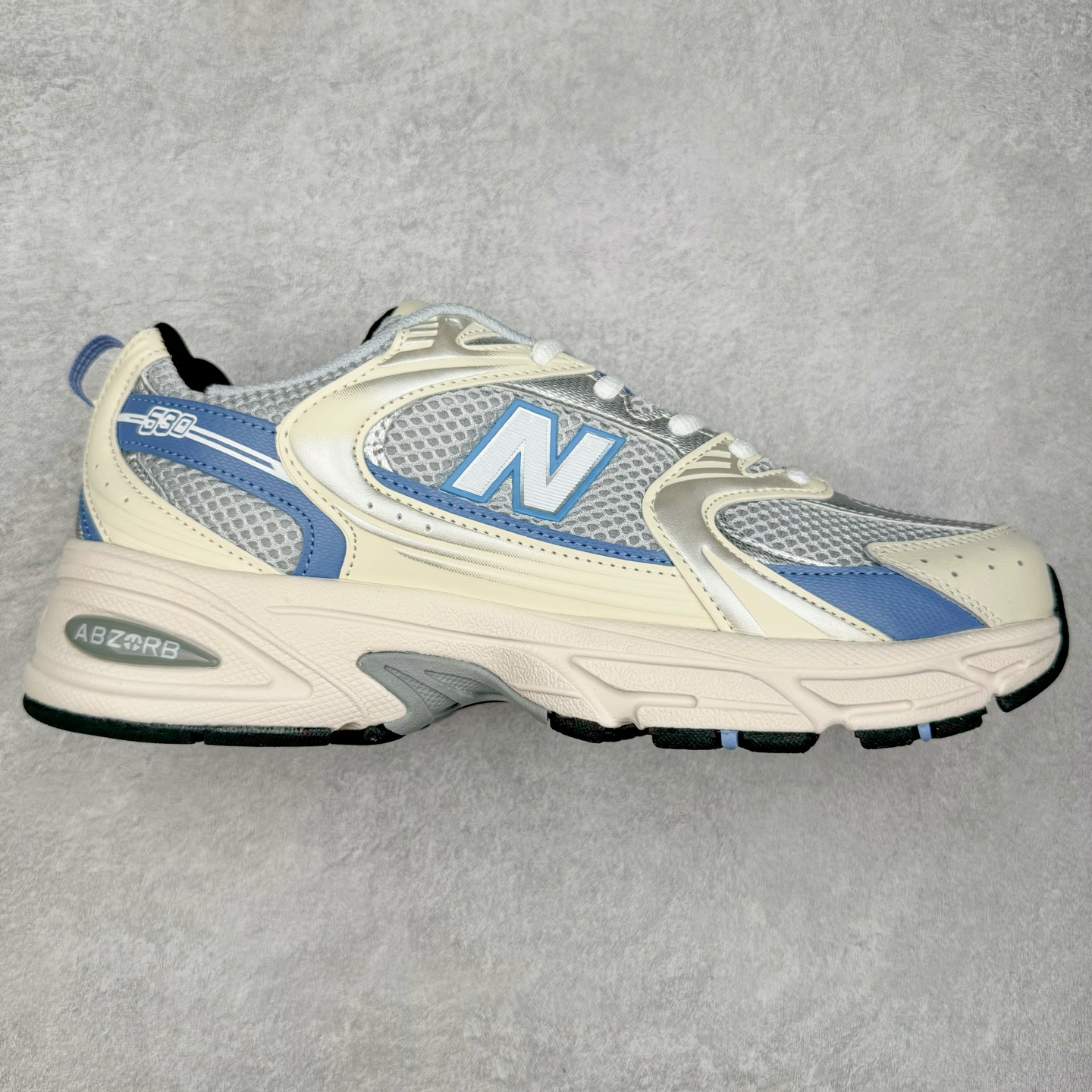 图片[2]-New Balance NB530 新百伦复古透气跑步鞋 抛弃过往以皮革为主的人气轮廓 以极具复古风范的跑鞋外观呈现 设计上全鞋以简约清爽的纯白色作基底 鞋身覆盖大面积织物网眼材质 并于鞋头、鞋带孔眼片等细节处点缀对比鲜明的反光银镀层凸显 鞋舌、侧身等位置则辅以一贯的「N」字标志和品牌徽标彰显身份 最后通过搭载的 ABZORB 缓震中底完善整体造型 尺码：36 37 37.5 38 38.5 39 40 40.5 41 42 42.5 43 44 45-选品中心