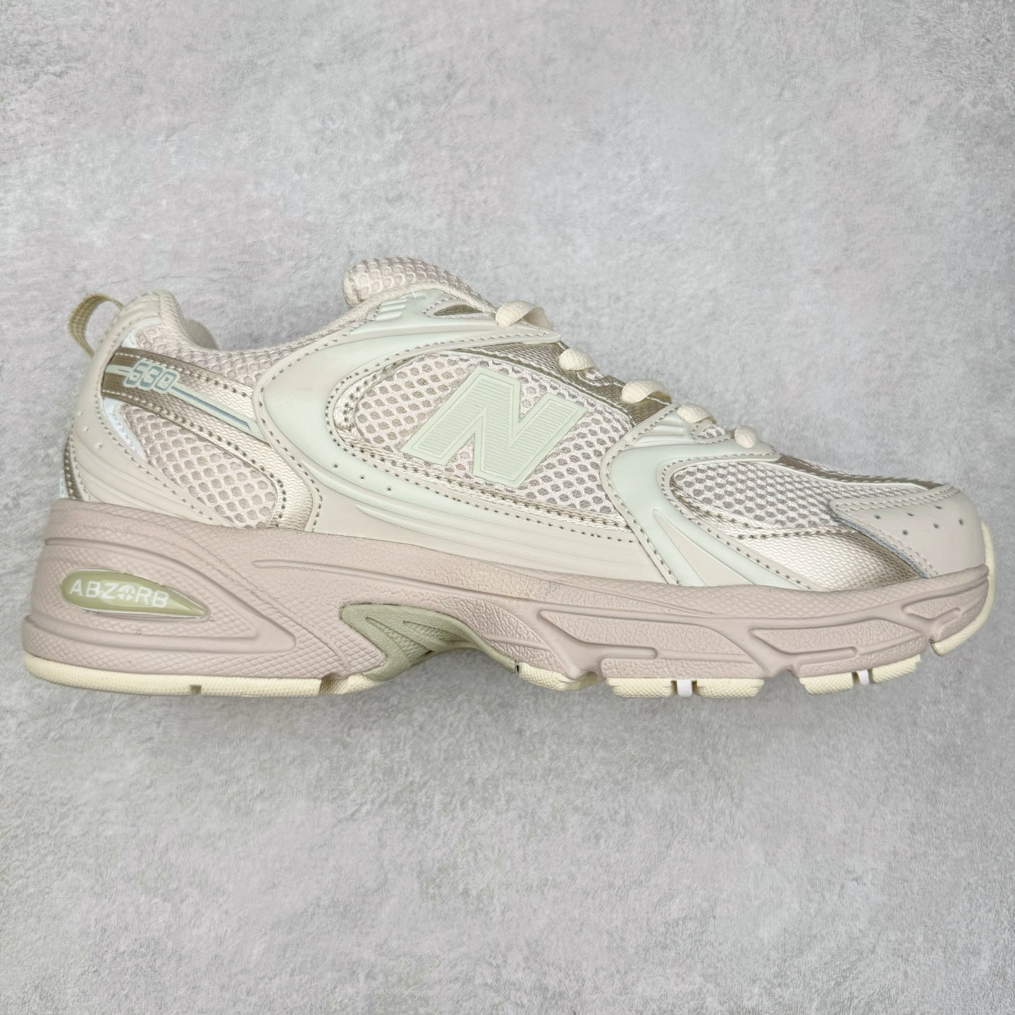 图片[3]-New Balance NB530 新百伦复古透气跑步鞋 抛弃过往以皮革为主的人气轮廓 以极具复古风范的跑鞋外观呈现 设计上全鞋以简约清爽的纯白色作基底 鞋身覆盖大面积织物网眼材质 并于鞋头、鞋带孔眼片等细节处点缀对比鲜明的反光银镀层凸显 鞋舌、侧身等位置则辅以一贯的「N」字标志和品牌徽标彰显身份 最后通过搭载的 ABZORB 缓震中底完善整体造型 尺码：36 37 37.5 38 38.5 39 40 40.5 41 42 42.5 43 44 45-选品中心