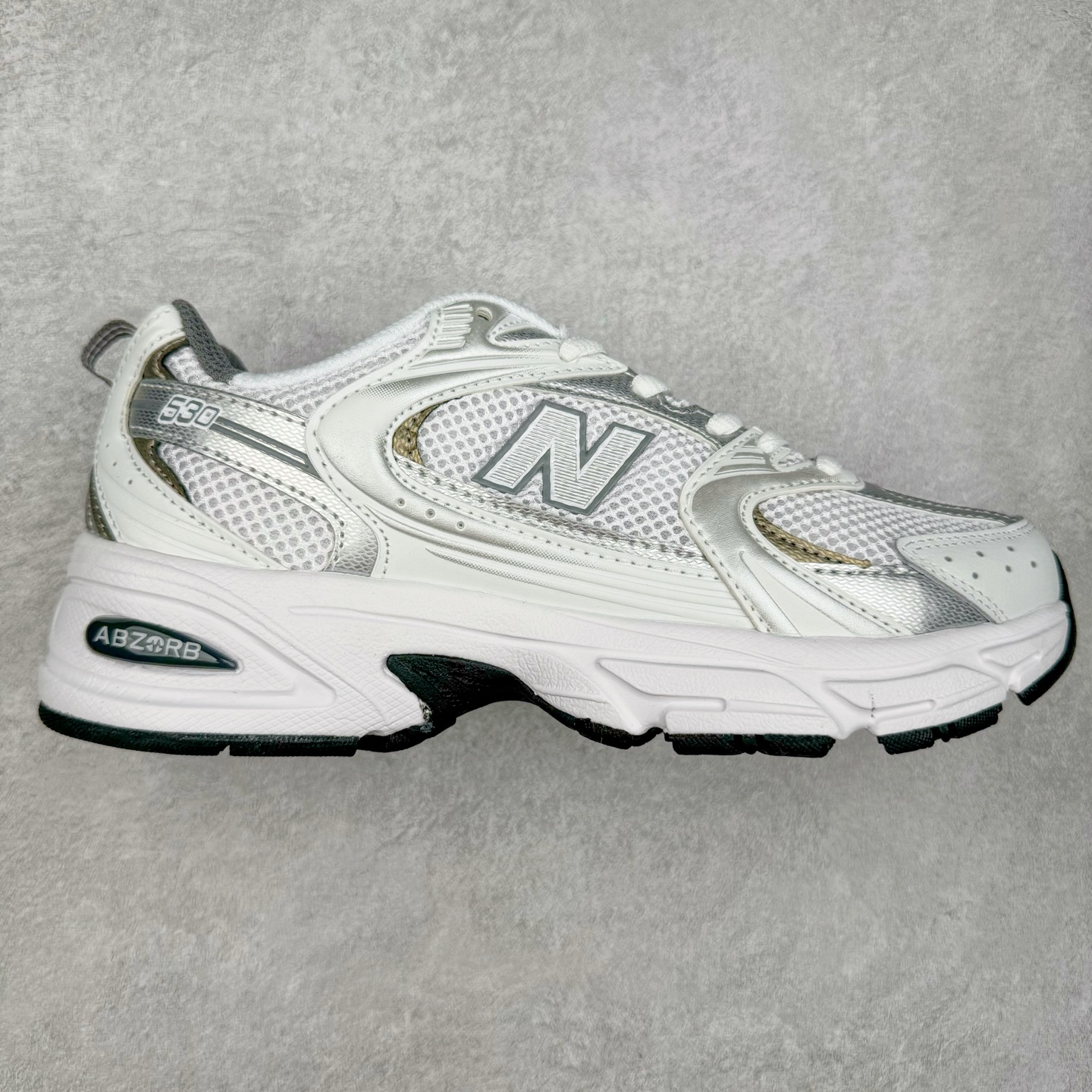图片[8]-New Balance NB530 新百伦复古透气跑步鞋 抛弃过往以皮革为主的人气轮廓 以极具复古风范的跑鞋外观呈现 设计上全鞋以简约清爽的纯白色作基底 鞋身覆盖大面积织物网眼材质 并于鞋头、鞋带孔眼片等细节处点缀对比鲜明的反光银镀层凸显 鞋舌、侧身等位置则辅以一贯的「N」字标志和品牌徽标彰显身份 最后通过搭载的 ABZORB 缓震中底完善整体造型 尺码：36 37 37.5 38 38.5 39 40 40.5 41 42 42.5 43 44 45-选品中心