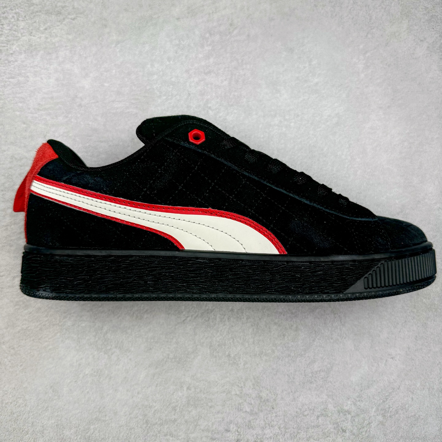 PUMA SUEDE XL 彪马新款面包鞋男女同款复古休闲板鞋 赠送一双鞋带 鞋身通体采用细腻的麂皮材质 厚实柔软 质感出众 鞋侧保留PUMA标志性跑道图案 侧面与后跟点缀金属色PUMA LOGO 兼具辨识度与细节感 加厚鞋垫、饱满鞋舌 搭配加宽扁形鞋带 使得穿着感更加贴合与舒适 值得一提的是 本季SUEDE XL鞋款以黑色、红色及蓝色最为瞩目 经典黑的配色 在低调之余可轻松驾驭任何潮流风格造型 而高饱和度的配色 则是当之无愧的早春出街利器。货号： 395205 尺码：36 37 37.5 38 38.5 39 40 40.5 41 42 42.5 43 44 45-选品中心