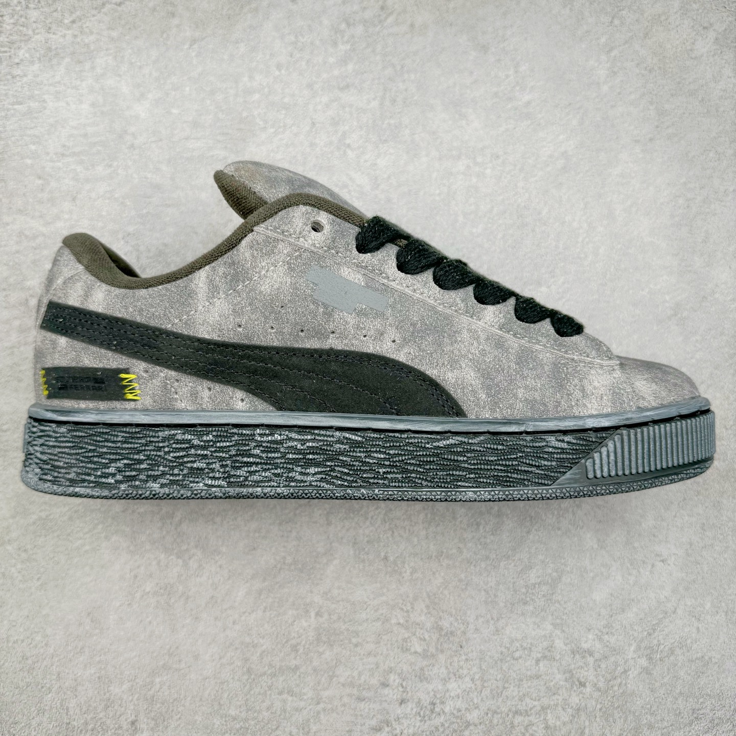 PUMA SUEDE XL 彪马新款面包鞋男女同款复古休闲板鞋 赠送一双鞋带 鞋身通体采用细腻的麂皮材质 厚实柔软 质感出众 鞋侧保留PUMA标志性跑道图案 侧面与后跟点缀金属色PUMA LOGO 兼具辨识度与细节感 加厚鞋垫、饱满鞋舌 搭配加宽扁形鞋带 使得穿着感更加贴合与舒适 值得一提的是 本季SUEDE XL鞋款以黑色、红色及蓝色最为瞩目 经典黑的配色 在低调之余可轻松驾驭任何潮流风格造型 而高饱和度的配色 则是当之无愧的早春出街利器。货号： 395205 尺码：36 37 37.5 38 38.5 39 40 40.5 41 42 42.5 43 44 45-选品中心