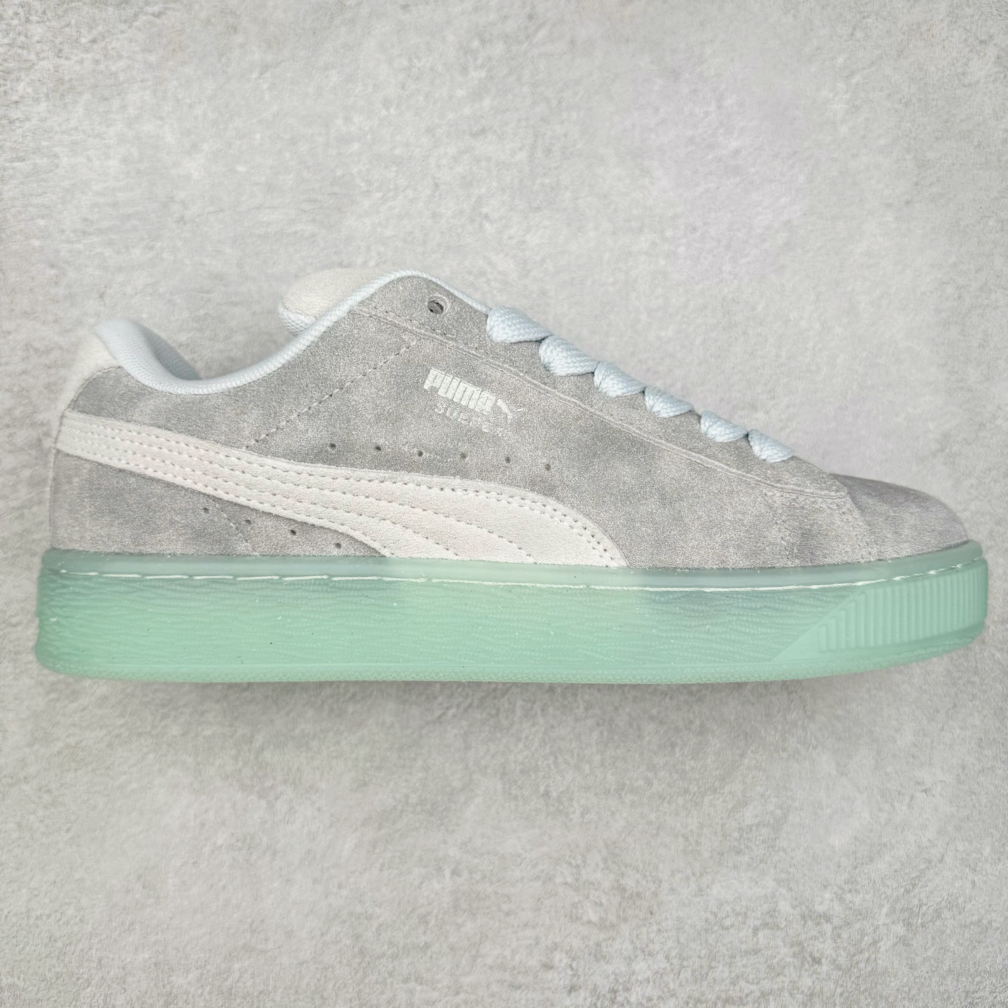 PUMA SUEDE XL 彪马新款面包鞋男女同款复古休闲板鞋 赠送一双鞋带 鞋身通体采用细腻的麂皮材质 厚实柔软 质感出众 鞋侧保留PUMA标志性跑道图案 侧面与后跟点缀金属色PUMA LOGO 兼具辨识度与细节感 加厚鞋垫、饱满鞋舌 搭配加宽扁形鞋带 使得穿着感更加贴合与舒适 值得一提的是 本季SUEDE XL鞋款以黑色、红色及蓝色最为瞩目 经典黑的配色 在低调之余可轻松驾驭任何潮流风格造型 而高饱和度的配色 则是当之无愧的早春出街利器。货号： 395205 尺码：36 37 37.5 38 38.5 39 40 40.5 41 42 42.5 43 44 45-选品中心