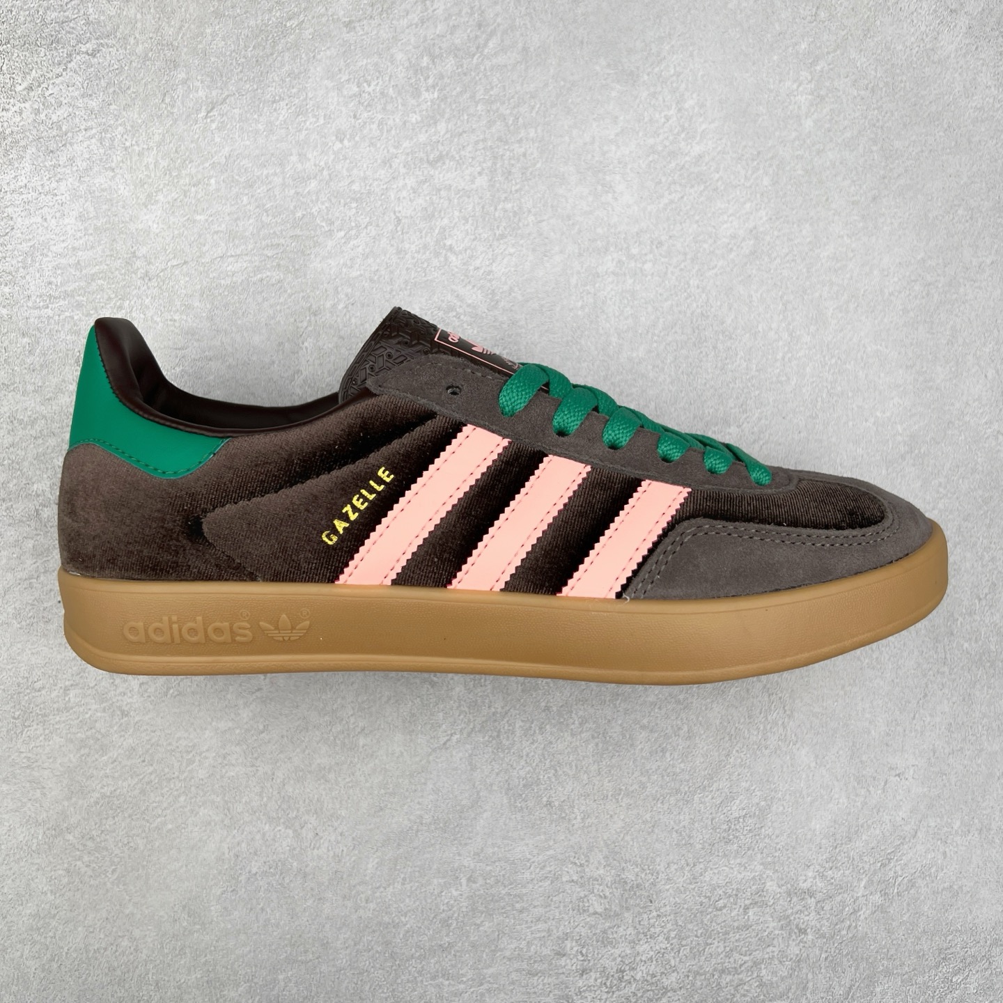 AD Gazelle Indoor Trainers 羚羊内训系列低帮复古百搭休闲运动德训风板鞋 JI2714 90年代经典的复刻版！自60年代以足球训练鞋面世以来,Gazelle就以其经典设计席卷全球。1991年版本的复刻,再造经典Gazelle。采用皮革打造,搭配浊色细节,让这款经典更加简约。尺码：36 36⅔ 37⅓ 38 38⅔ 39⅓ 40 40⅔ 41⅓ 42 42⅔ 43⅓ 44 45-选品中心