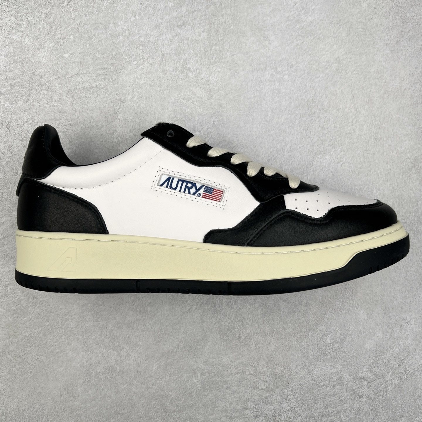 韩国小众品牌Autry纯原代工厂出品 相信很多热爱小白鞋的潮流人士对这个品牌应该都不会陌生 韩国风欧美风日常百搭经典小白鞋 朴彩英Rose同款、刘雯、车静媛、好多明星博主都穿过…Autry标志性的美国旗帜图案 火爆全球专柜官网断码断货 每一款鞋都有着简单线条和内敛细节设计 厚实发黄的鞋底和鞋面标签带是它的经典标识 鞋头的设计也比较立体 不会很扁 显得整个鞋型都非常好看 做旧发黄的鞋底有3.5厘米的厚度 很有复古的味道 但是一点也不会硬 采用原版进口小牛皮 面料柔软舒适 Q弹垫脚 上脚柔软有弹力 尺码：35 36 37 38 39 40 41 42 43 44-选品中心