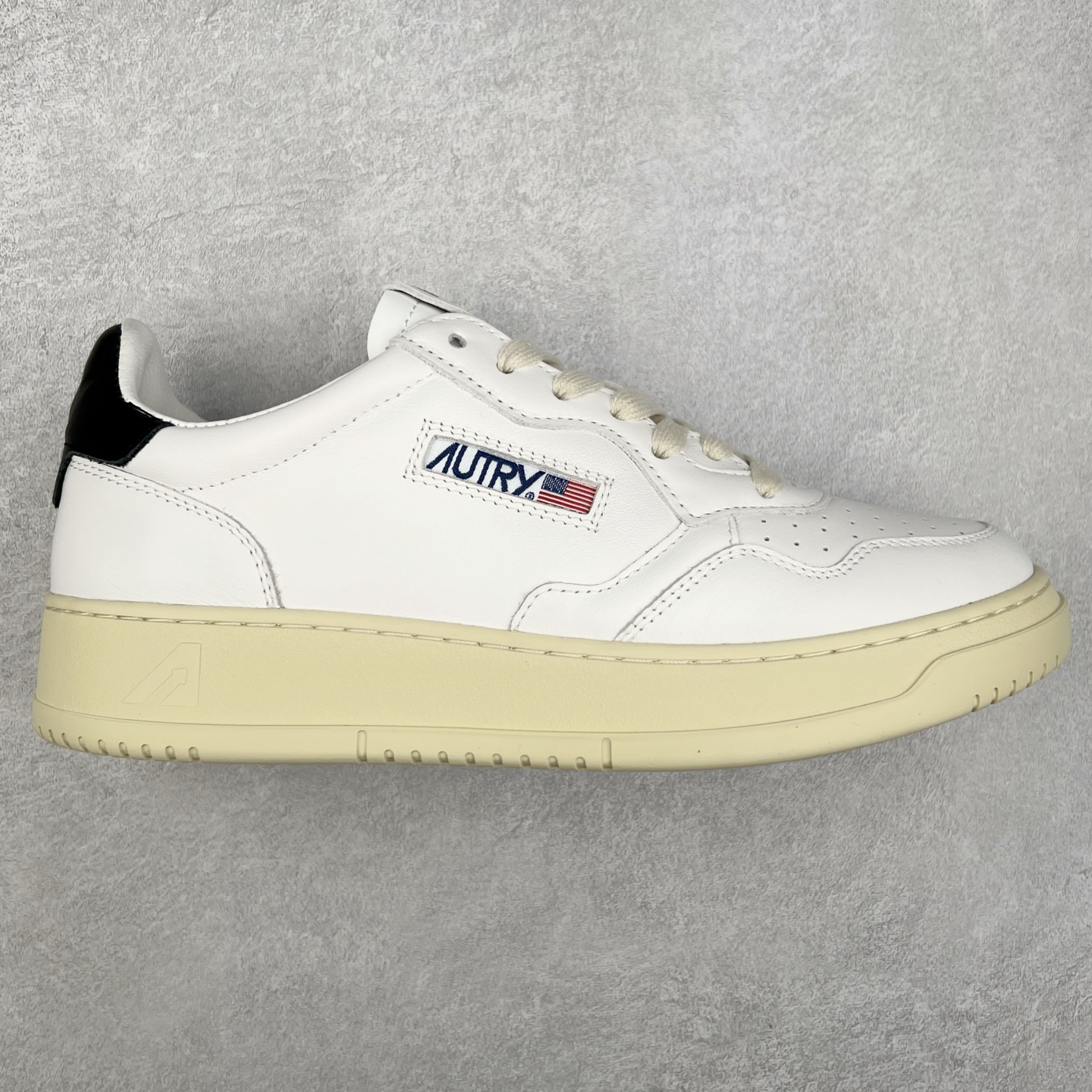 韩国小众品牌Autry纯原代工厂出品 相信很多热爱小白鞋的潮流人士对这个品牌应该都不会陌生 韩国风欧美风日常百搭经典小白鞋 朴彩英Rose同款、刘雯、车静媛、好多明星博主都穿过…Autry标志性的美国旗帜图案 火爆全球专柜官网断码断货 每一款鞋都有着简单线条和内敛细节设计 厚实发黄的鞋底和鞋面标签带是它的经典标识 鞋头的设计也比较立体 不会很扁 显得整个鞋型都非常好看 做旧发黄的鞋底有3.5厘米的厚度 很有复古的味道 但是一点也不会硬 采用原版进口小牛皮 面料柔软舒适 Q弹垫脚 上脚柔软有弹力 尺码：35 36 37 38 39 40 41 42 43 44-选品中心
