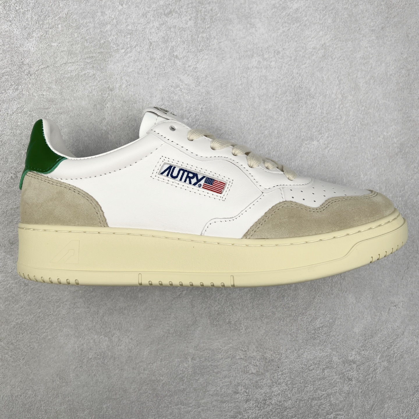 图片[5]-韩国小众品牌Autry纯原代工厂出品 相信很多热爱小白鞋的潮流人士对这个品牌应该都不会陌生 韩国风欧美风日常百搭经典小白鞋 朴彩英Rose同款、刘雯、车静媛、好多明星博主都穿过…Autry标志性的美国旗帜图案 火爆全球专柜官网断码断货 每一款鞋都有着简单线条和内敛细节设计 厚实发黄的鞋底和鞋面标签带是它的经典标识 鞋头的设计也比较立体 不会很扁 显得整个鞋型都非常好看 做旧发黄的鞋底有3.5厘米的厚度 很有复古的味道 但是一点也不会硬 采用原版进口小牛皮 面料柔软舒适 Q弹垫脚 上脚柔软有弹力 尺码：35 36 37 38 39 40 41 42 43 44-选品中心