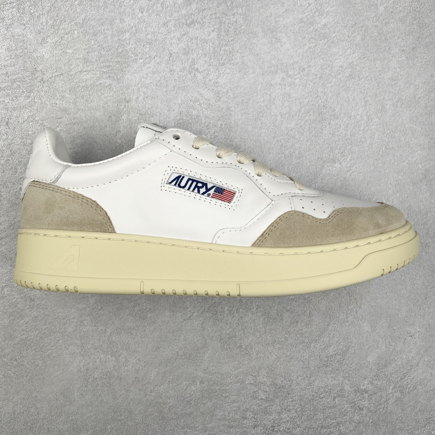 韩国小众品牌Autry纯原代工厂出品 相信很多热爱小白鞋的潮流人士对这个品牌应该都不会陌生 韩国风欧美风日常百搭经典小白鞋 朴彩英Rose同款、刘雯、车静媛、好多明星博主都穿过…Autry标志性的美国旗帜图案 火爆全球专柜官网断码断货 每一款鞋都有着简单线条和内敛细节设计 厚实发黄的鞋底和鞋面标签带是它的经典标识 鞋头的设计也比较立体 不会很扁 显得整个鞋型都非常好看 做旧发黄的鞋底有3.5厘米的厚度 很有复古的味道 但是一点也不会硬 采用原版进口小牛皮 面料柔软舒适 Q弹垫脚 上脚柔软有弹力 尺码：35 36 37 38 39 40 41 42 43 44-选品中心