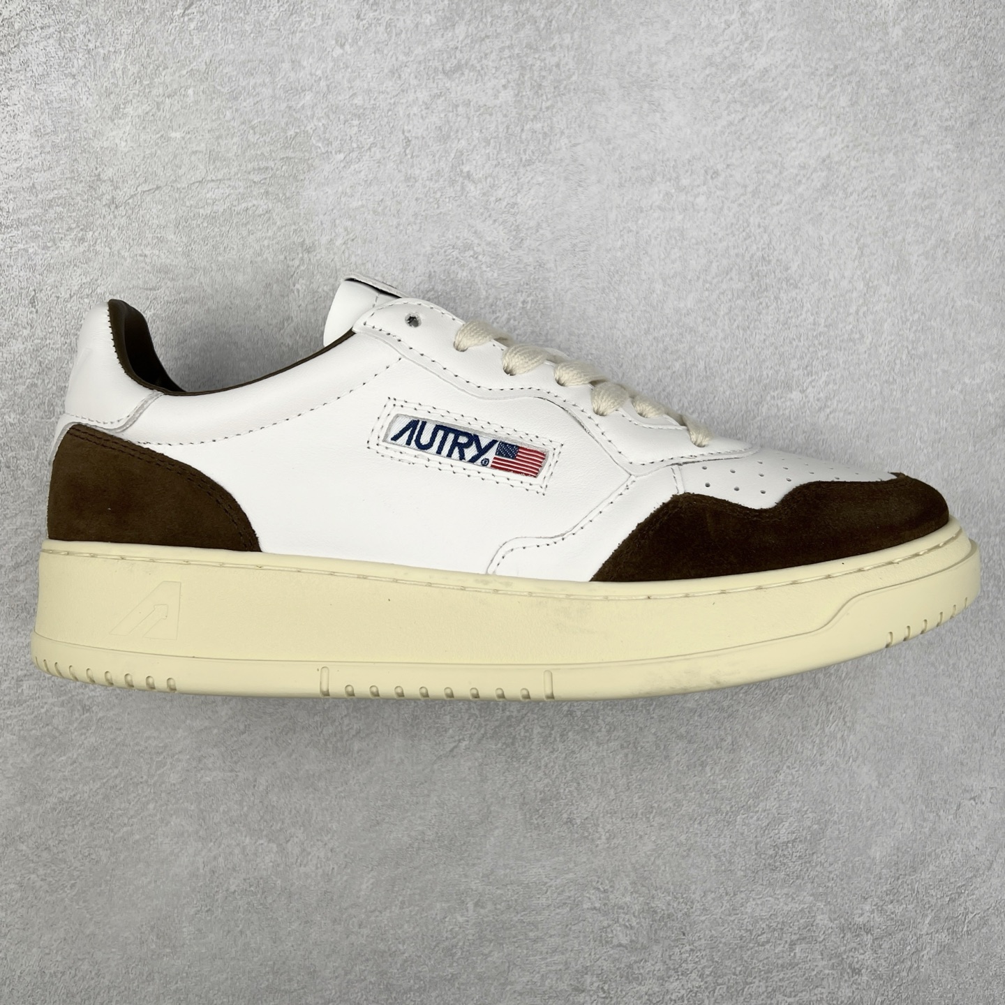图片[8]-韩国小众品牌Autry纯原代工厂出品 相信很多热爱小白鞋的潮流人士对这个品牌应该都不会陌生 韩国风欧美风日常百搭经典小白鞋 朴彩英Rose同款、刘雯、车静媛、好多明星博主都穿过…Autry标志性的美国旗帜图案 火爆全球专柜官网断码断货 每一款鞋都有着简单线条和内敛细节设计 厚实发黄的鞋底和鞋面标签带是它的经典标识 鞋头的设计也比较立体 不会很扁 显得整个鞋型都非常好看 做旧发黄的鞋底有3.5厘米的厚度 很有复古的味道 但是一点也不会硬 采用原版进口小牛皮 面料柔软舒适 Q弹垫脚 上脚柔软有弹力 尺码：35 36 37 38 39 40 41 42 43 44-选品中心