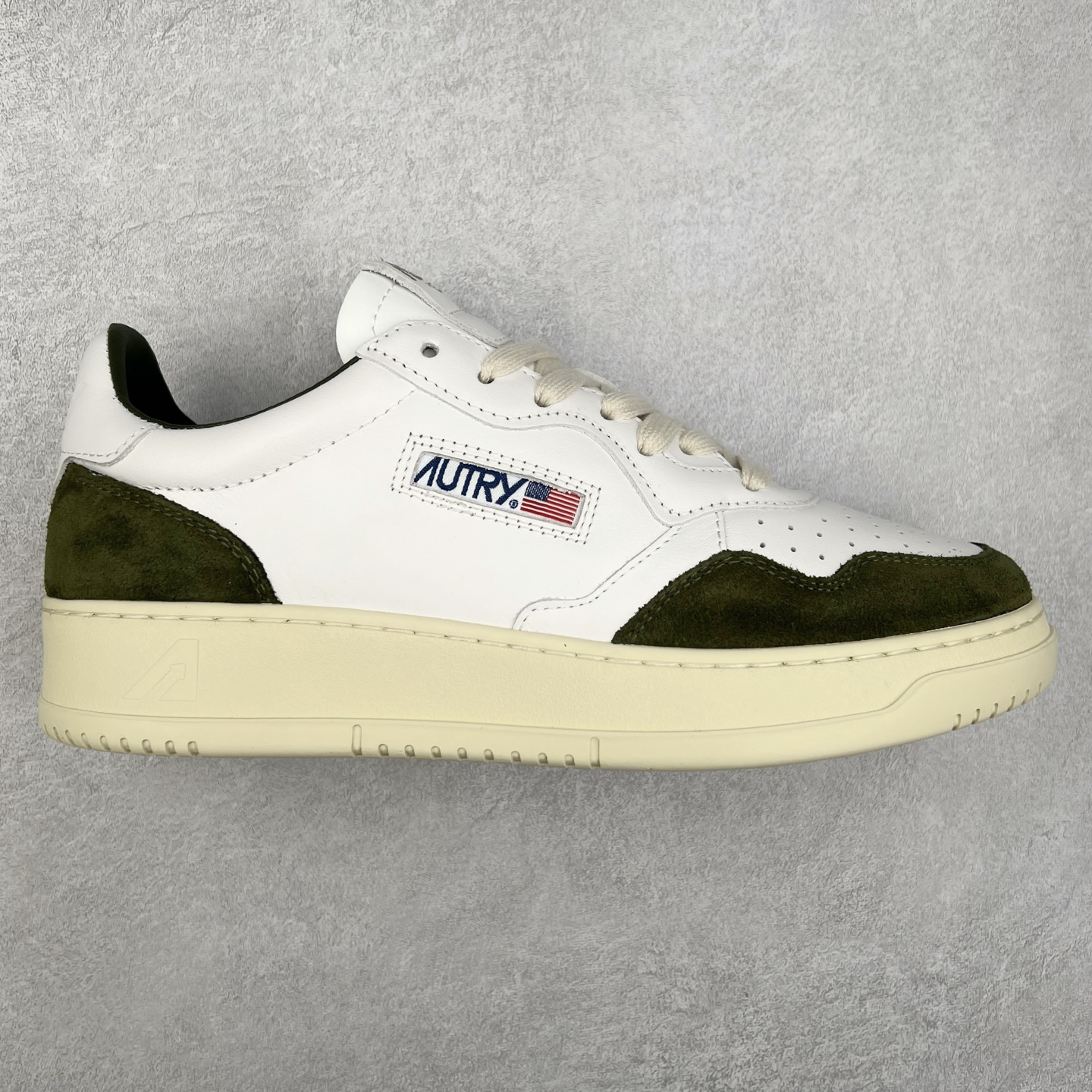 韩国小众品牌Autry纯原代工厂出品 相信很多热爱小白鞋的潮流人士对这个品牌应该都不会陌生 韩国风欧美风日常百搭经典小白鞋 朴彩英Rose同款、刘雯、车静媛、好多明星博主都穿过…Autry标志性的美国旗帜图案 火爆全球专柜官网断码断货 每一款鞋都有着简单线条和内敛细节设计 厚实发黄的鞋底和鞋面标签带是它的经典标识 鞋头的设计也比较立体 不会很扁 显得整个鞋型都非常好看 做旧发黄的鞋底有3.5厘米的厚度 很有复古的味道 但是一点也不会硬 采用原版进口小牛皮 面料柔软舒适 Q弹垫脚 上脚柔软有弹力 尺码：35 36 37 38 39 40 41 42 43 44-选品中心