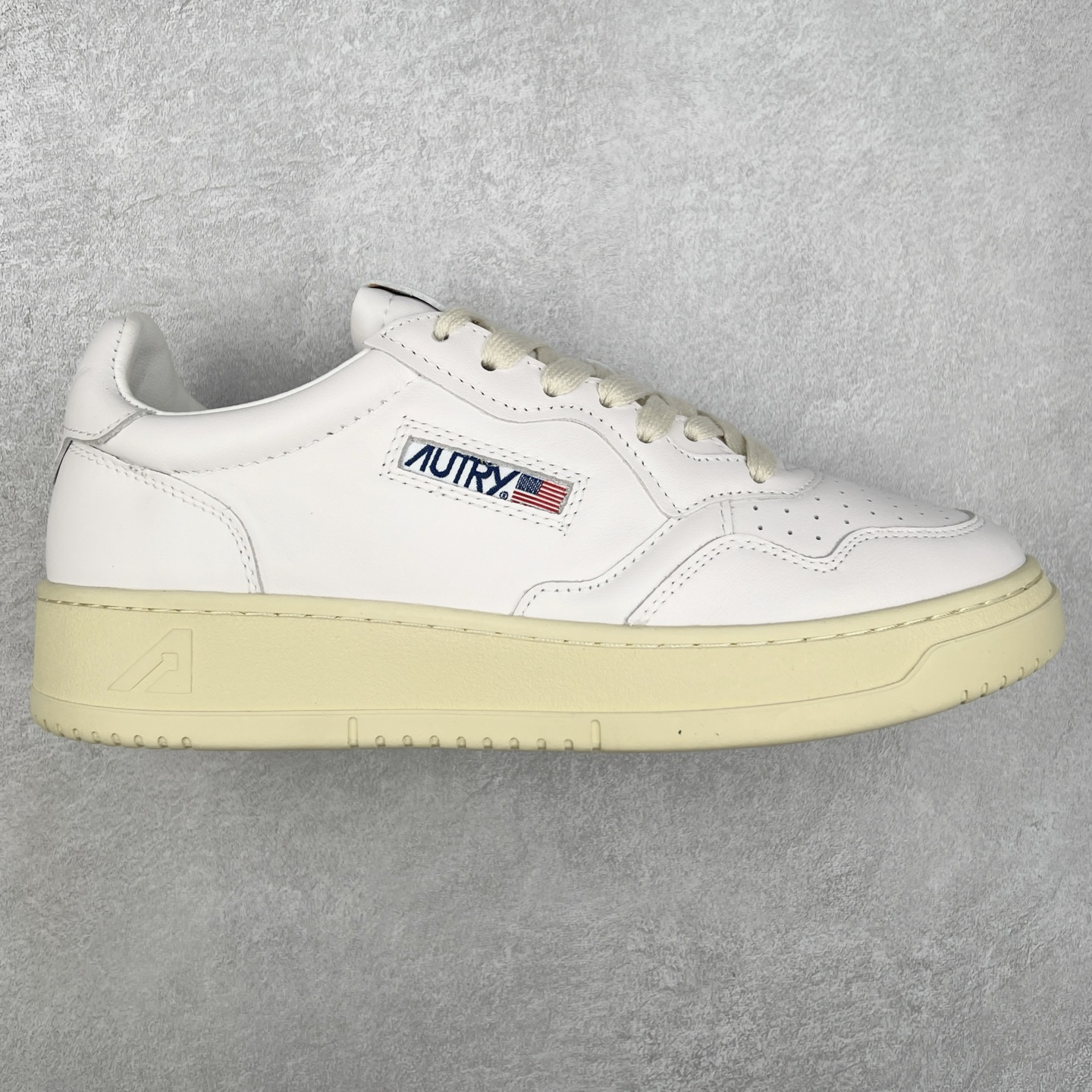 韩国小众品牌Autry纯原代工厂出品 相信很多热爱小白鞋的潮流人士对这个品牌应该都不会陌生 韩国风欧美风日常百搭经典小白鞋 朴彩英Rose同款、刘雯、车静媛、好多明星博主都穿过…Autry标志性的美国旗帜图案 火爆全球专柜官网断码断货 每一款鞋都有着简单线条和内敛细节设计 厚实发黄的鞋底和鞋面标签带是它的经典标识 鞋头的设计也比较立体 不会很扁 显得整个鞋型都非常好看 做旧发黄的鞋底有3.5厘米的厚度 很有复古的味道 但是一点也不会硬 采用原版进口小牛皮 面料柔软舒适 Q弹垫脚 上脚柔软有弹力 尺码：35 36 37 38 39 40 41 42 43 44-选品中心