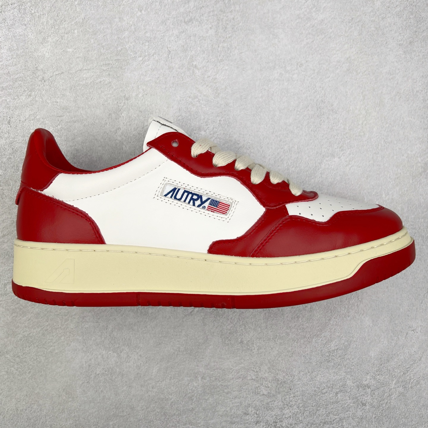 韩国小众品牌Autry纯原代工厂出品 相信很多热爱小白鞋的潮流人士对这个品牌应该都不会陌生 韩国风欧美风日常百搭经典小白鞋 朴彩英Rose同款、刘雯、车静媛、好多明星博主都穿过…Autry标志性的美国旗帜图案 火爆全球专柜官网断码断货 每一款鞋都有着简单线条和内敛细节设计 厚实发黄的鞋底和鞋面标签带是它的经典标识 鞋头的设计也比较立体 不会很扁 显得整个鞋型都非常好看 做旧发黄的鞋底有3.5厘米的厚度 很有复古的味道 但是一点也不会硬 采用原版进口小牛皮 面料柔软舒适 Q弹垫脚 上脚柔软有弹力 尺码：35 36 37 38 39 40 41 42 43 44-选品中心