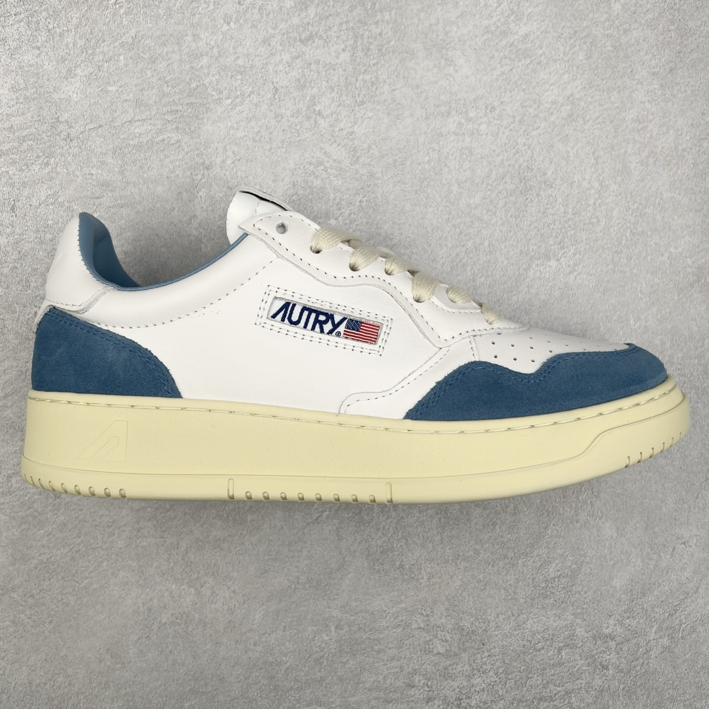 韩国小众品牌Autry纯原代工厂出品 相信很多热爱小白鞋的潮流人士对这个品牌应该都不会陌生 韩国风欧美风日常百搭经典小白鞋 朴彩英Rose同款、刘雯、车静媛、好多明星博主都穿过…Autry标志性的美国旗帜图案 火爆全球专柜官网断码断货 每一款鞋都有着简单线条和内敛细节设计 厚实发黄的鞋底和鞋面标签带是它的经典标识 鞋头的设计也比较立体 不会很扁 显得整个鞋型都非常好看 做旧发黄的鞋底有3.5厘米的厚度 很有复古的味道 但是一点也不会硬 采用原版进口小牛皮 面料柔软舒适 Q弹垫脚 上脚柔软有弹力 尺码：35 36 37 38 39 40 41 42 43 44-选品中心