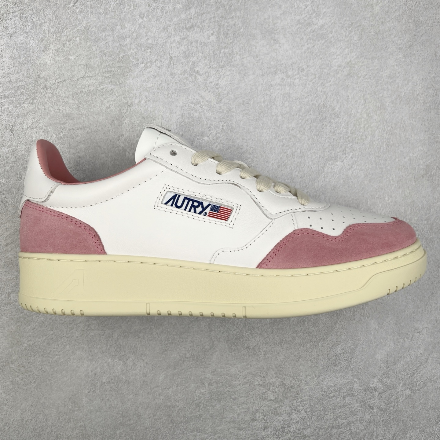 韩国小众品牌Autry纯原代工厂出品 相信很多热爱小白鞋的潮流人士对这个品牌应该都不会陌生 韩国风欧美风日常百搭经典小白鞋 朴彩英Rose同款、刘雯、车静媛、好多明星博主都穿过…Autry标志性的美国旗帜图案 火爆全球专柜官网断码断货 每一款鞋都有着简单线条和内敛细节设计 厚实发黄的鞋底和鞋面标签带是它的经典标识 鞋头的设计也比较立体 不会很扁 显得整个鞋型都非常好看 做旧发黄的鞋底有3.5厘米的厚度 很有复古的味道 但是一点也不会硬 采用原版进口小牛皮 面料柔软舒适 Q弹垫脚 上脚柔软有弹力 尺码：35 36 37 38 39 40 41 42 43 44-选品中心