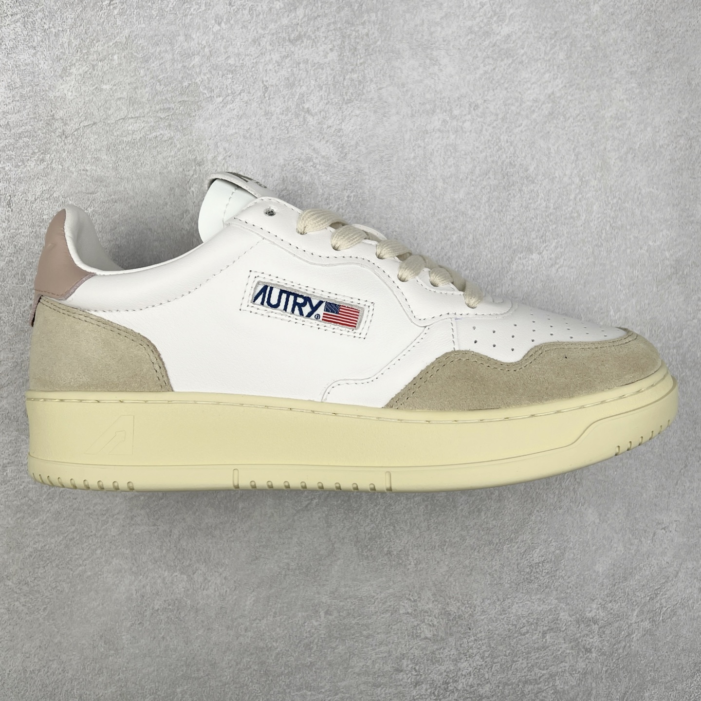 韩国小众品牌Autry纯原代工厂出品 相信很多热爱小白鞋的潮流人士对这个品牌应该都不会陌生 韩国风欧美风日常百搭经典小白鞋 朴彩英Rose同款、刘雯、车静媛、好多明星博主都穿过…Autry标志性的美国旗帜图案 火爆全球专柜官网断码断货 每一款鞋都有着简单线条和内敛细节设计 厚实发黄的鞋底和鞋面标签带是它的经典标识 鞋头的设计也比较立体 不会很扁 显得整个鞋型都非常好看 做旧发黄的鞋底有3.5厘米的厚度 很有复古的味道 但是一点也不会硬 采用原版进口小牛皮 面料柔软舒适 Q弹垫脚 上脚柔软有弹力 尺码：35 36 37 38 39 40 41 42 43 44-选品中心