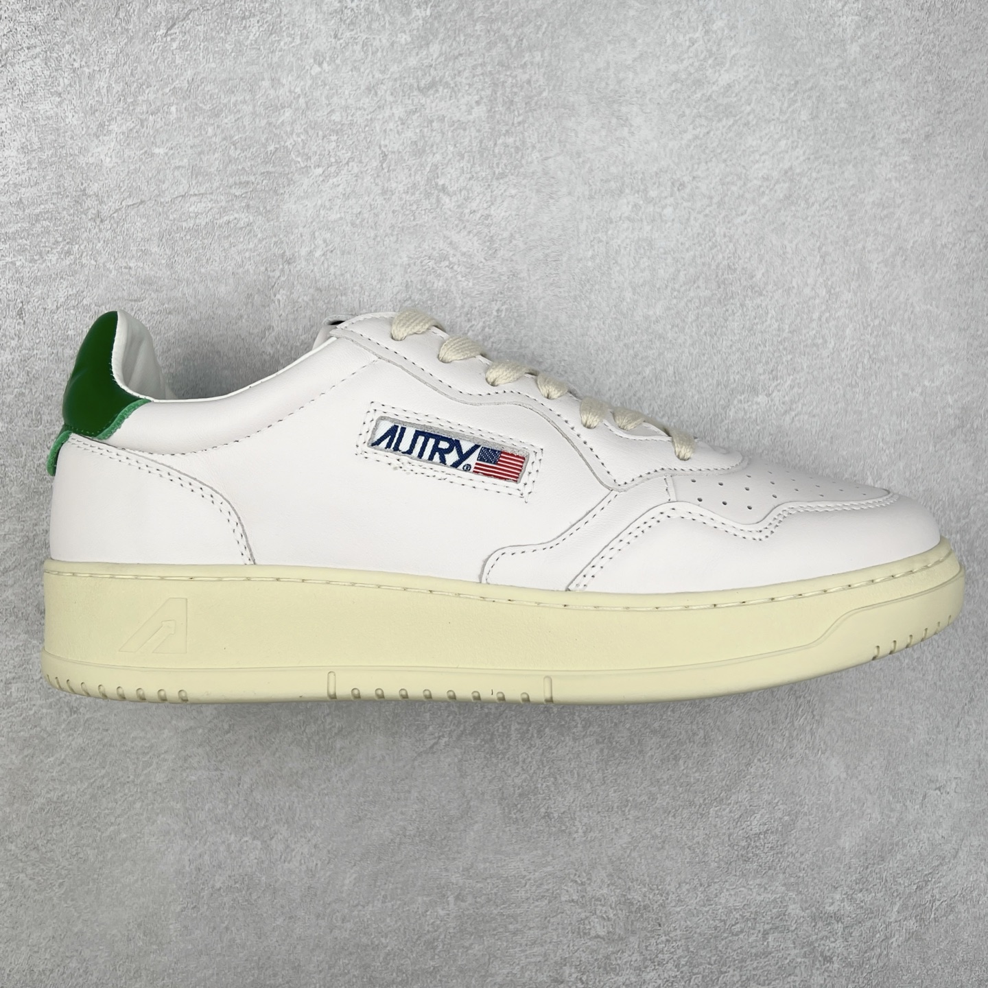 图片[9]-韩国小众品牌Autry纯原代工厂出品 相信很多热爱小白鞋的潮流人士对这个品牌应该都不会陌生 韩国风欧美风日常百搭经典小白鞋 朴彩英Rose同款、刘雯、车静媛、好多明星博主都穿过…Autry标志性的美国旗帜图案 火爆全球专柜官网断码断货 每一款鞋都有着简单线条和内敛细节设计 厚实发黄的鞋底和鞋面标签带是它的经典标识 鞋头的设计也比较立体 不会很扁 显得整个鞋型都非常好看 做旧发黄的鞋底有3.5厘米的厚度 很有复古的味道 但是一点也不会硬 采用原版进口小牛皮 面料柔软舒适 Q弹垫脚 上脚柔软有弹力 尺码：35 36 37 38 39 40 41 42 43 44-选品中心