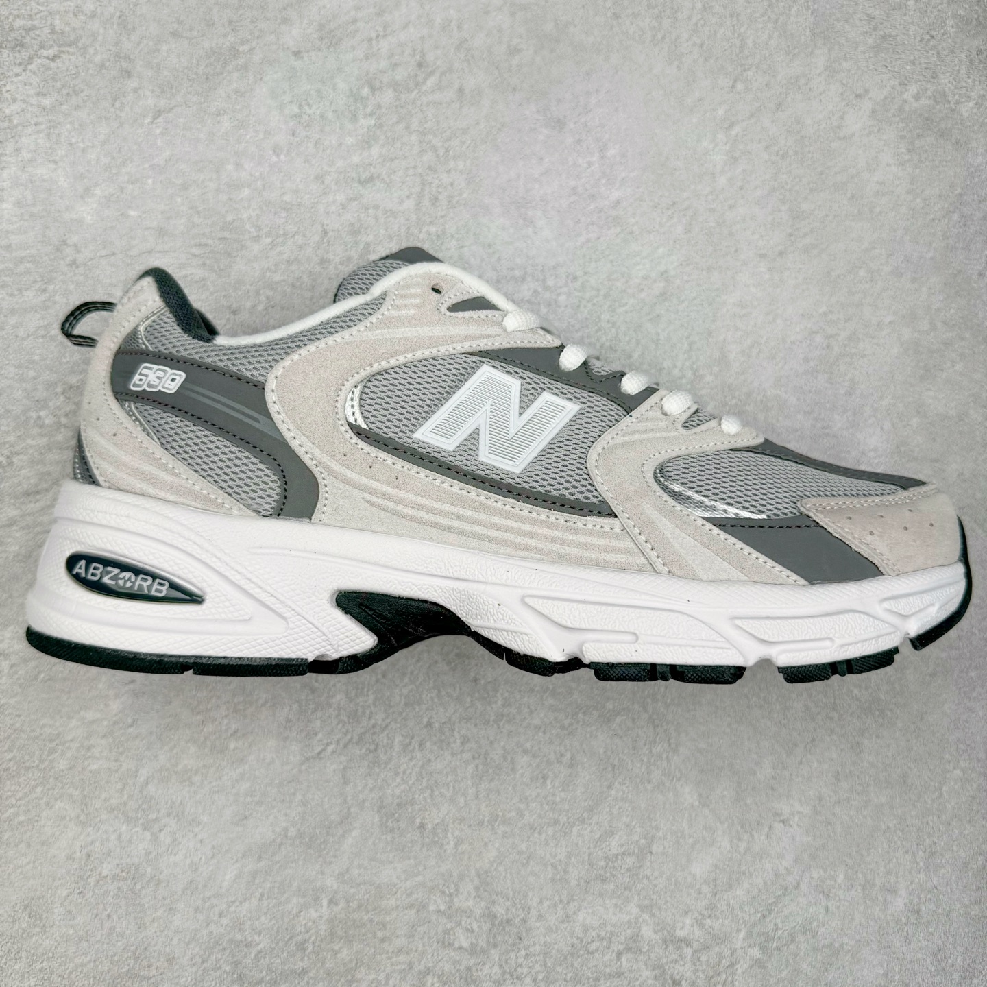 New Balance NB530 新百伦复古透气跑步鞋 抛弃过往以皮革为主的人气轮廓 以极具复古风范的跑鞋外观呈现 设计上全鞋以简约清爽的纯白色作基底 鞋身覆盖大面积织物网眼材质 并于鞋头、鞋带孔眼片等细节处点缀对比鲜明的反光银镀层凸显 鞋舌、侧身等位置则辅以一贯的「N」字标志和品牌徽标彰显身份 最后通过搭载的 ABZORB 缓震中底完善整体造型 尺码：36 37 37.5 38 38.5 39 40 40.5 41 42 42.5 43 44 45-选品中心