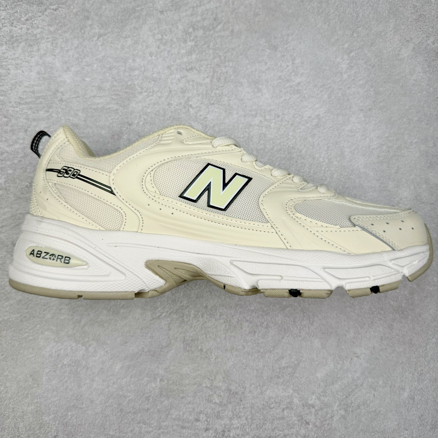 图片[9]-New Balance NB530 新百伦复古透气跑步鞋 抛弃过往以皮革为主的人气轮廓 以极具复古风范的跑鞋外观呈现 设计上全鞋以简约清爽的纯白色作基底 鞋身覆盖大面积织物网眼材质 并于鞋头、鞋带孔眼片等细节处点缀对比鲜明的反光银镀层凸显 鞋舌、侧身等位置则辅以一贯的「N」字标志和品牌徽标彰显身份 最后通过搭载的 ABZORB 缓震中底完善整体造型 尺码：36 37 37.5 38 38.5 39 40 40.5 41 42 42.5 43 44 45-选品中心