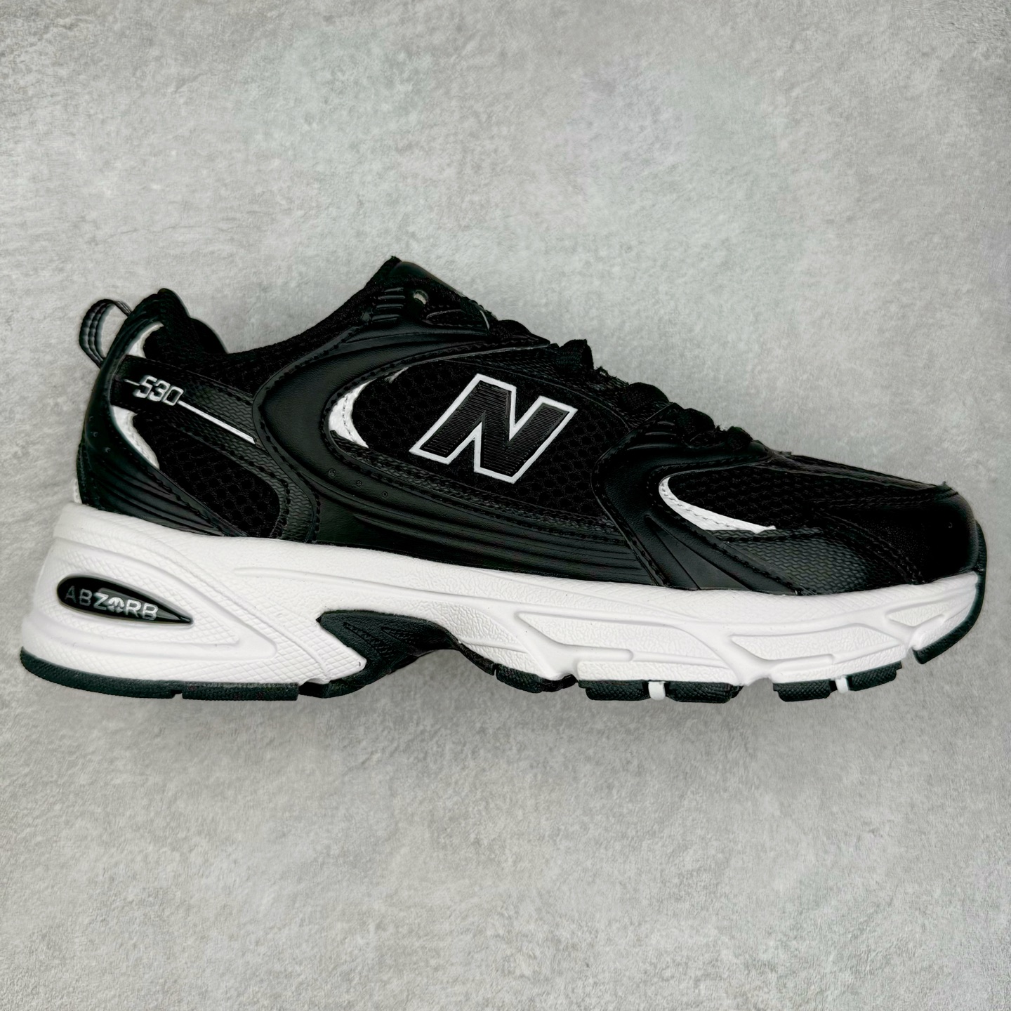 图片[5]-New Balance NB530 新百伦复古透气跑步鞋 抛弃过往以皮革为主的人气轮廓 以极具复古风范的跑鞋外观呈现 设计上全鞋以简约清爽的纯白色作基底 鞋身覆盖大面积织物网眼材质 并于鞋头、鞋带孔眼片等细节处点缀对比鲜明的反光银镀层凸显 鞋舌、侧身等位置则辅以一贯的「N」字标志和品牌徽标彰显身份 最后通过搭载的 ABZORB 缓震中底完善整体造型 尺码：36 37 37.5 38 38.5 39 40 40.5 41 42 42.5 43 44 45-选品中心