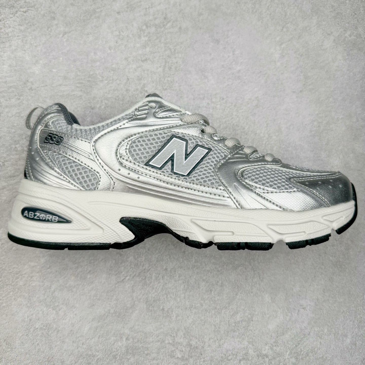 图片[4]-New Balance NB530 新百伦复古透气跑步鞋 抛弃过往以皮革为主的人气轮廓 以极具复古风范的跑鞋外观呈现 设计上全鞋以简约清爽的纯白色作基底 鞋身覆盖大面积织物网眼材质 并于鞋头、鞋带孔眼片等细节处点缀对比鲜明的反光银镀层凸显 鞋舌、侧身等位置则辅以一贯的「N」字标志和品牌徽标彰显身份 最后通过搭载的 ABZORB 缓震中底完善整体造型 尺码：36 37 37.5 38 38.5 39 40 40.5 41 42 42.5 43 44 45-选品中心