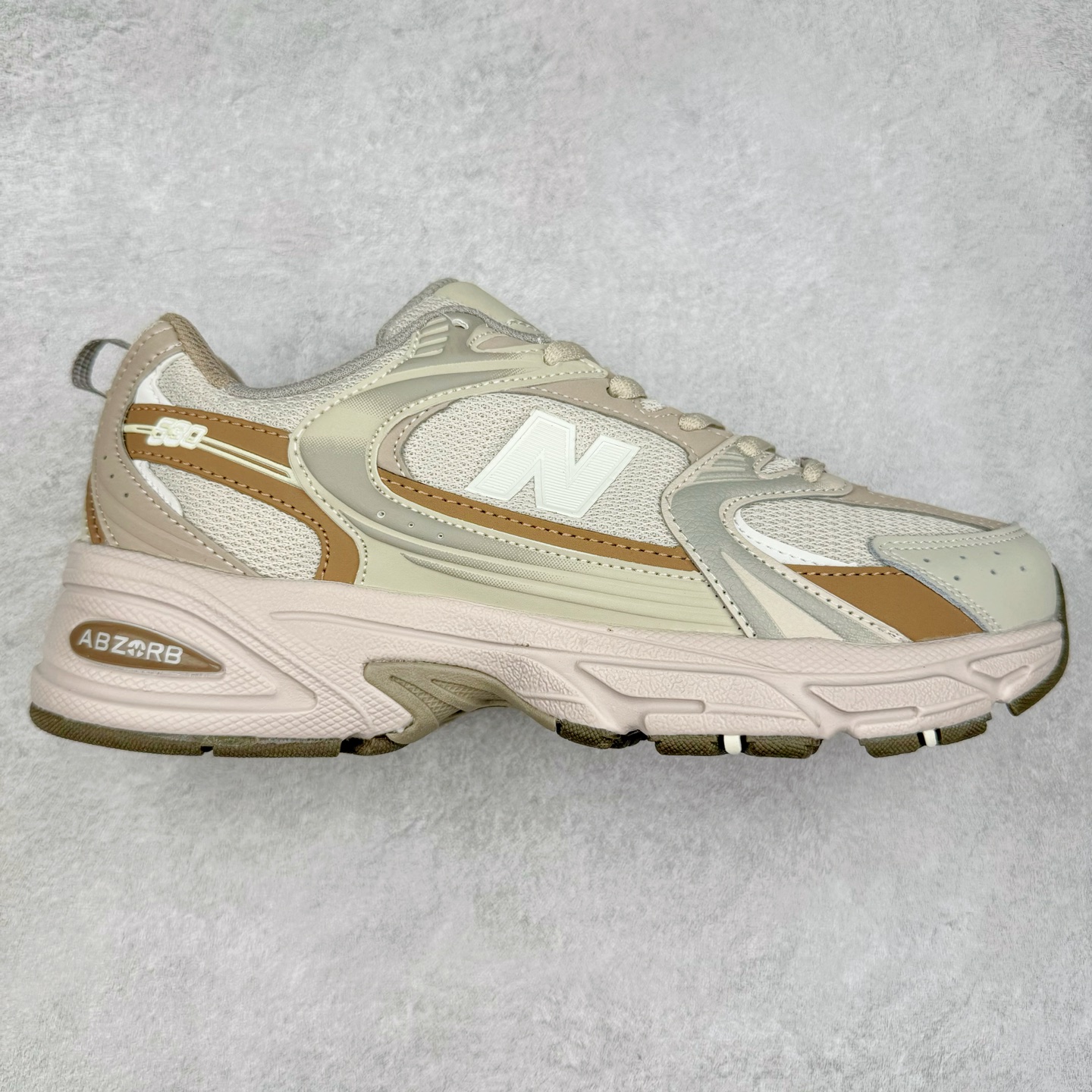 图片[6]-New Balance NB530 新百伦复古透气跑步鞋 抛弃过往以皮革为主的人气轮廓 以极具复古风范的跑鞋外观呈现 设计上全鞋以简约清爽的纯白色作基底 鞋身覆盖大面积织物网眼材质 并于鞋头、鞋带孔眼片等细节处点缀对比鲜明的反光银镀层凸显 鞋舌、侧身等位置则辅以一贯的「N」字标志和品牌徽标彰显身份 最后通过搭载的 ABZORB 缓震中底完善整体造型 尺码：36 37 37.5 38 38.5 39 40 40.5 41 42 42.5 43 44 45-选品中心