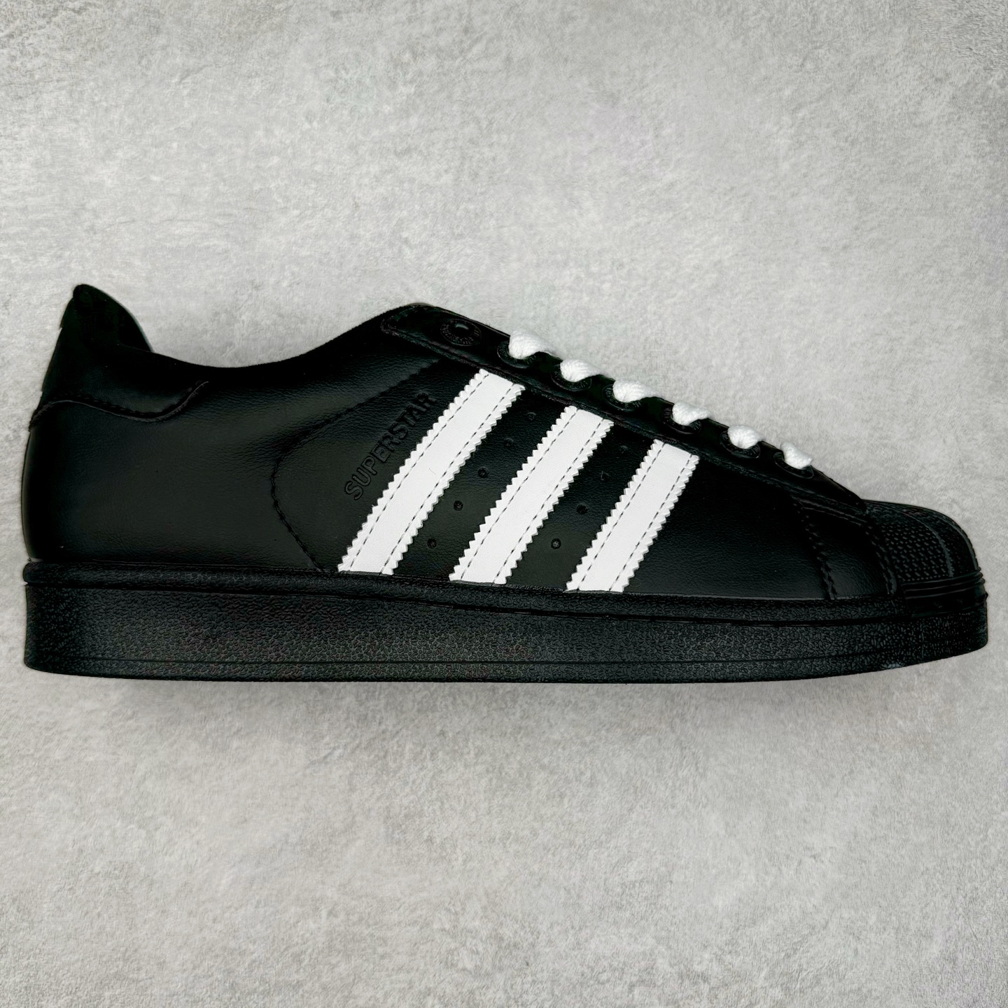 图片[11]-＃S1 AD Originals Superstar 经典复古贝壳头板鞋 诞生于1969年 是第一双将全皮面鞋 身与橡胶鞋头结合在一起的低帮篮球鞋 Superstar最开始 是作为高帮篮球鞋Pro Model的低帮版本而出现的 但因为其独特和醒目的橡胶鞋头造型而让大家熟知 被大家形象地称为\\\”shelltoe\\\”贝壳头 在70年代的美国职业篮球场上 接近3/4的NBA球员都将这双Superstar作为场上用鞋 80年代之后 经过不断的改良和发展 Superstar逐渐成为横跨时装、音乐、街头文化、休闲和运动等各大领域的时尚潮鞋 尺码：36 36.5 37 38 38.5 39 40 40.5 41 42 42.5 43 44 44.5 45-选品中心