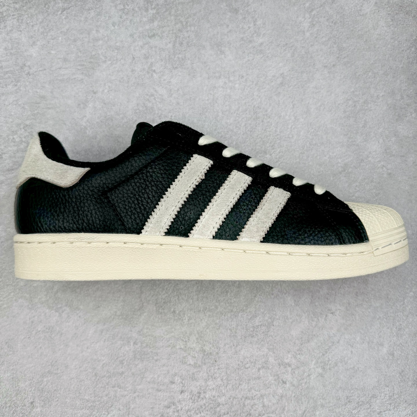 图片[5]-＃S1 AD Originals Superstar 经典复古贝壳头板鞋 诞生于1969年 是第一双将全皮面鞋 身与橡胶鞋头结合在一起的低帮篮球鞋 Superstar最开始 是作为高帮篮球鞋Pro Model的低帮版本而出现的 但因为其独特和醒目的橡胶鞋头造型而让大家熟知 被大家形象地称为\\\”shelltoe\\\”贝壳头 在70年代的美国职业篮球场上 接近3/4的NBA球员都将这双Superstar作为场上用鞋 80年代之后 经过不断的改良和发展 Superstar逐渐成为横跨时装、音乐、街头文化、休闲和运动等各大领域的时尚潮鞋 尺码：36 36.5 37 38 38.5 39 40 40.5 41 42 42.5 43 44 44.5 45-选品中心