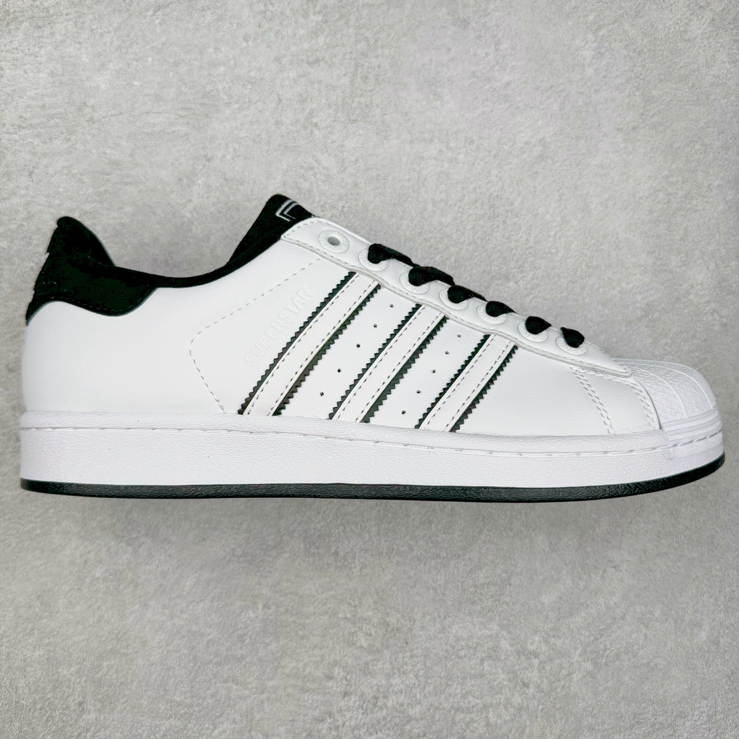 ＃S1 AD Originals Superstar 经典复古贝壳头板鞋 诞生于1969年 是第一双将全皮面鞋 身与橡胶鞋头结合在一起的低帮篮球鞋 Superstar最开始 是作为高帮篮球鞋Pro Model的低帮版本而出现的 但因为其独特和醒目的橡胶鞋头造型而让大家熟知 被大家形象地称为\\\”shelltoe\\\”贝壳头 在70年代的美国职业篮球场上 接近3/4的NBA球员都将这双Superstar作为场上用鞋 80年代之后 经过不断的改良和发展 Superstar逐渐成为横跨时装、音乐、街头文化、休闲和运动等各大领域的时尚潮鞋 尺码：36 36.5 37 38 38.5 39 40 40.5 41 42 42.5 43 44 44.5 45-选品中心