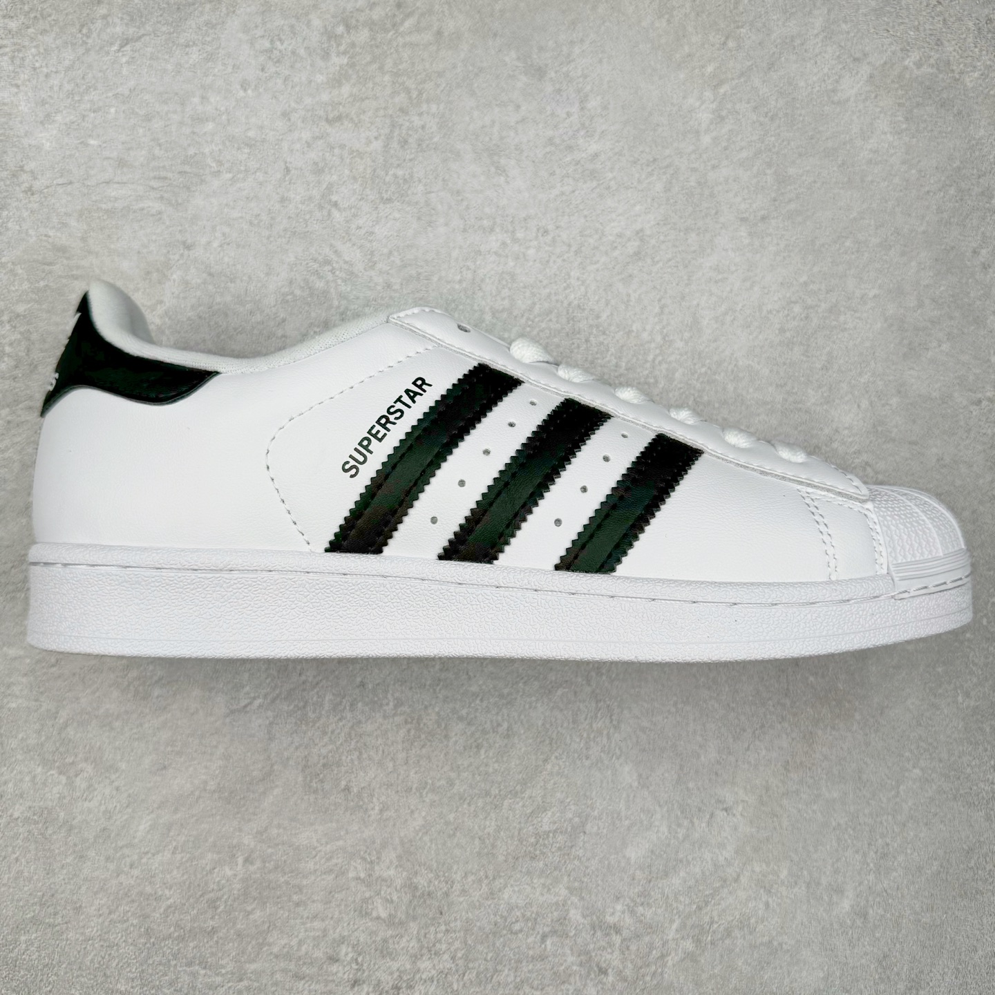 图片[9]-＃S1 AD Originals Superstar 经典复古贝壳头板鞋 诞生于1969年 是第一双将全皮面鞋 身与橡胶鞋头结合在一起的低帮篮球鞋 Superstar最开始 是作为高帮篮球鞋Pro Model的低帮版本而出现的 但因为其独特和醒目的橡胶鞋头造型而让大家熟知 被大家形象地称为\\\”shelltoe\\\”贝壳头 在70年代的美国职业篮球场上 接近3/4的NBA球员都将这双Superstar作为场上用鞋 80年代之后 经过不断的改良和发展 Superstar逐渐成为横跨时装、音乐、街头文化、休闲和运动等各大领域的时尚潮鞋 尺码：36 36.5 37 38 38.5 39 40 40.5 41 42 42.5 43 44 44.5 45-选品中心