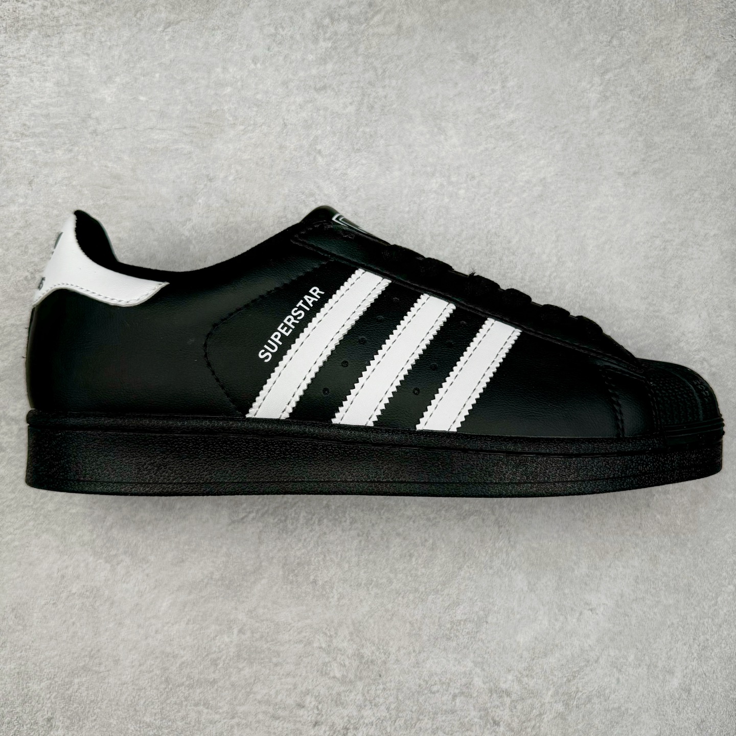 图片[7]-＃S1 AD Originals Superstar 经典复古贝壳头板鞋 诞生于1969年 是第一双将全皮面鞋 身与橡胶鞋头结合在一起的低帮篮球鞋 Superstar最开始 是作为高帮篮球鞋Pro Model的低帮版本而出现的 但因为其独特和醒目的橡胶鞋头造型而让大家熟知 被大家形象地称为\\\”shelltoe\\\”贝壳头 在70年代的美国职业篮球场上 接近3/4的NBA球员都将这双Superstar作为场上用鞋 80年代之后 经过不断的改良和发展 Superstar逐渐成为横跨时装、音乐、街头文化、休闲和运动等各大领域的时尚潮鞋 尺码：36 36.5 37 38 38.5 39 40 40.5 41 42 42.5 43 44 44.5 45-选品中心